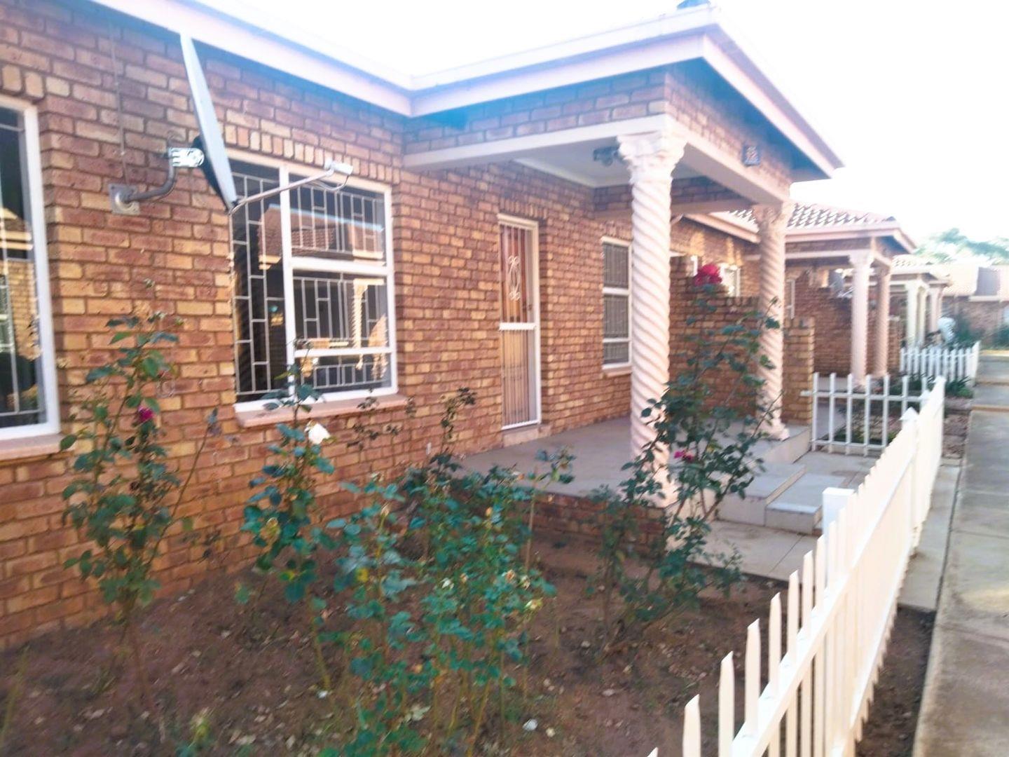 2 Bedroom Townhouse for sale in Van Dyk Park P24114476851
