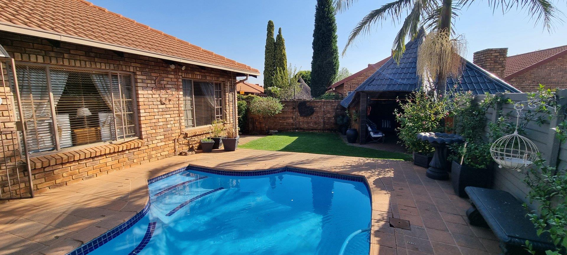 2 Bedroom Townhouse for sale in Pierre Van Ryneveld P24114480256