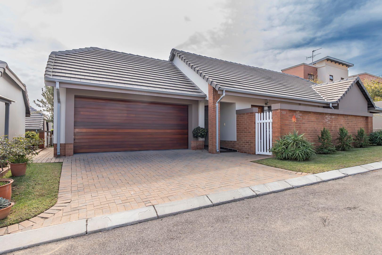 3 Bedroom Townhouse for sale in Douglasdale P24114481483