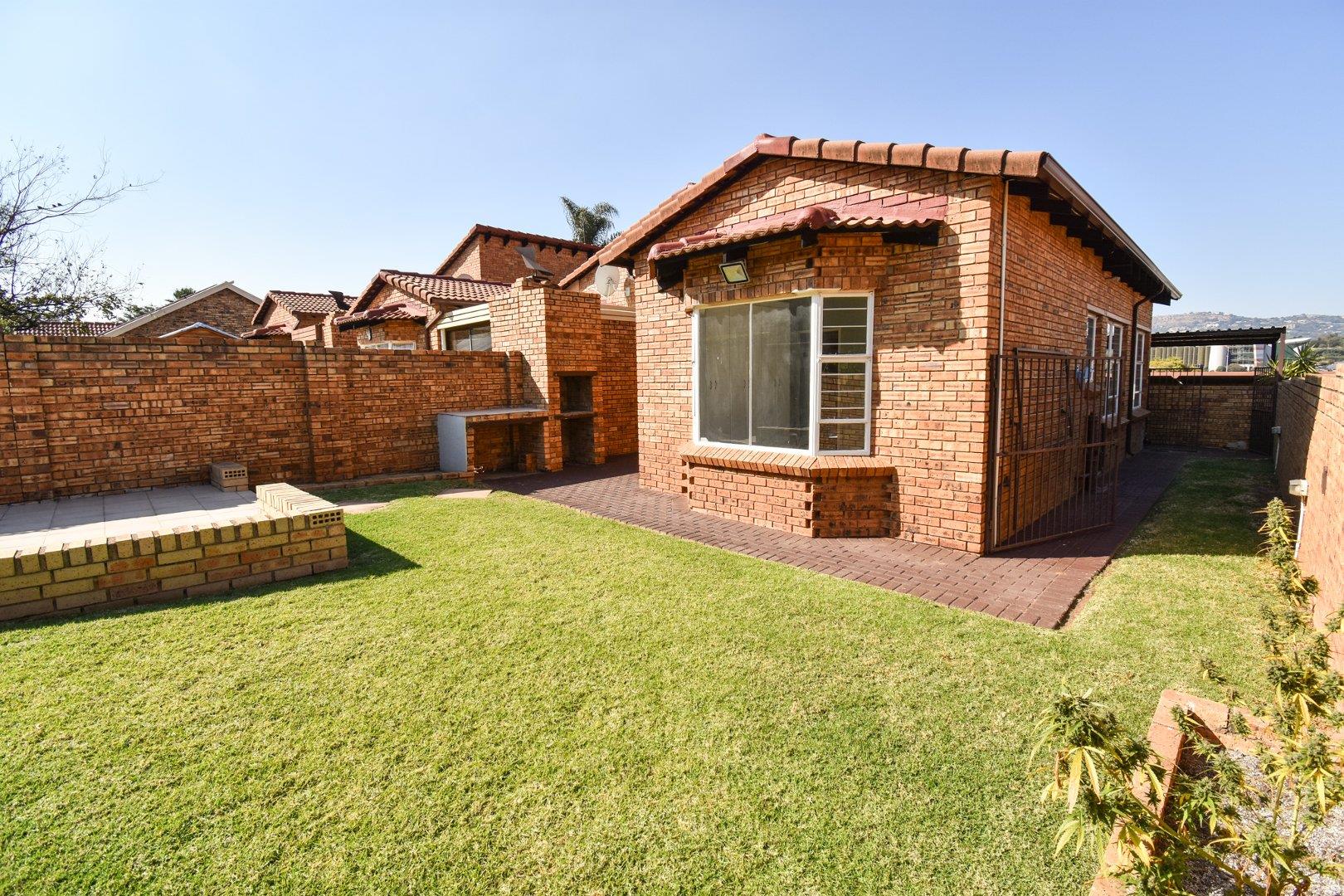 3 Bedroom Townhouse for sale in Weltevreden Park 7 Silver Mist, 8