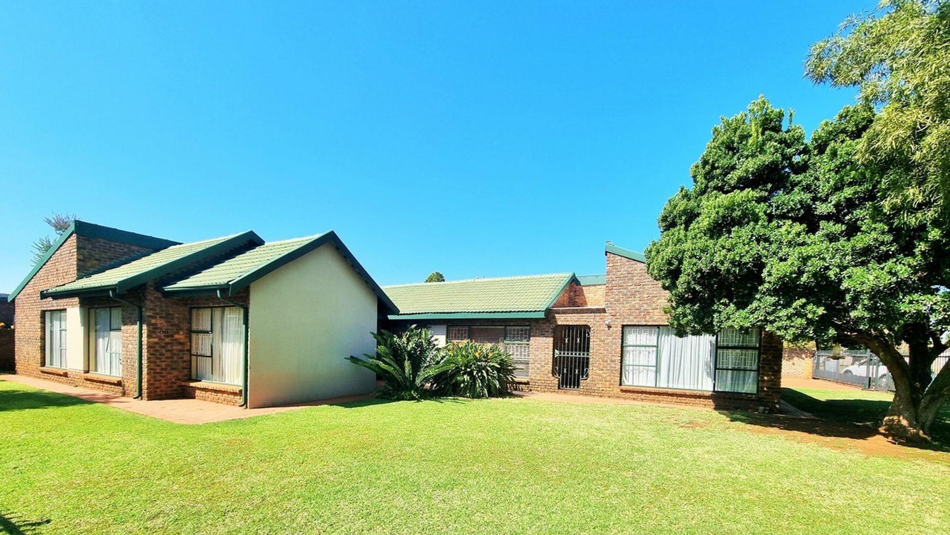 3 Bedroom House for sale in Pierre Van Ryneveld P24114346014