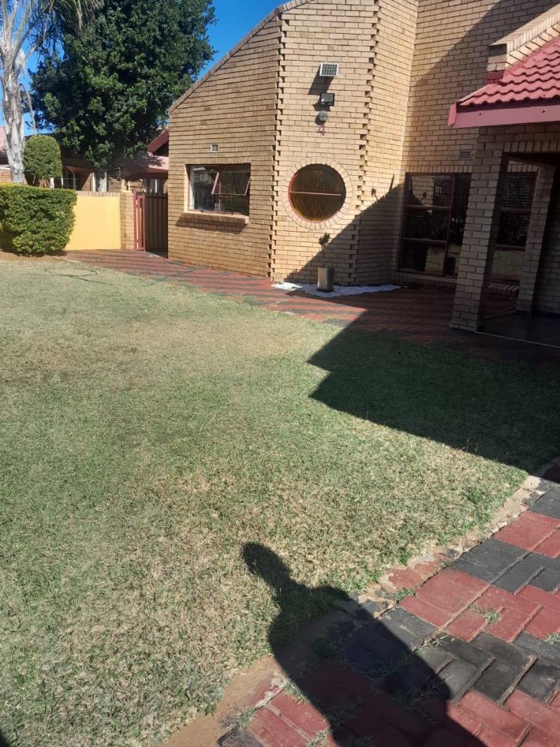 4 Bedroom House for sale in Flora Park P24114485358