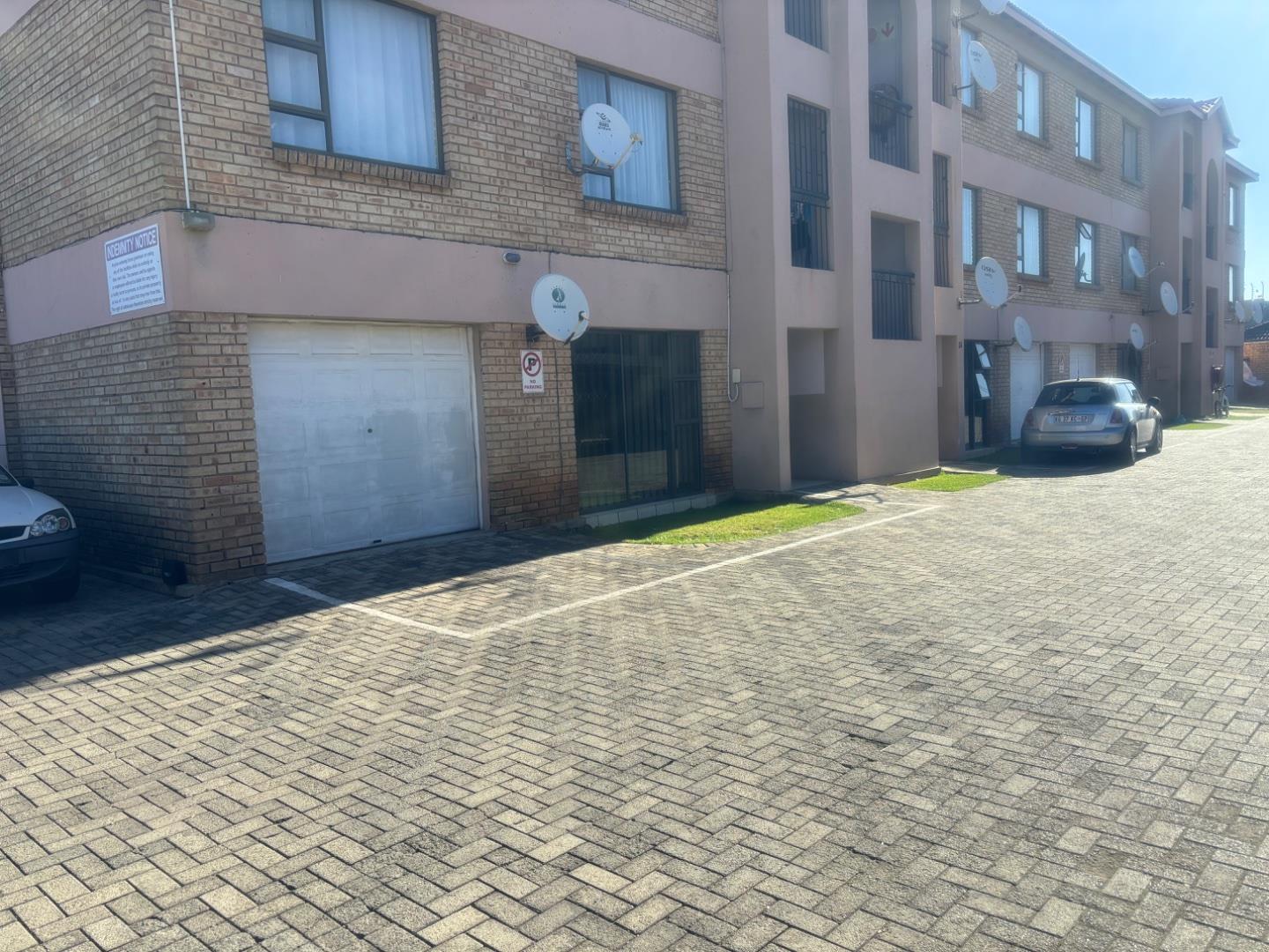 3 Bedroom Townhouse for sale in Hurlyvale P24114486564