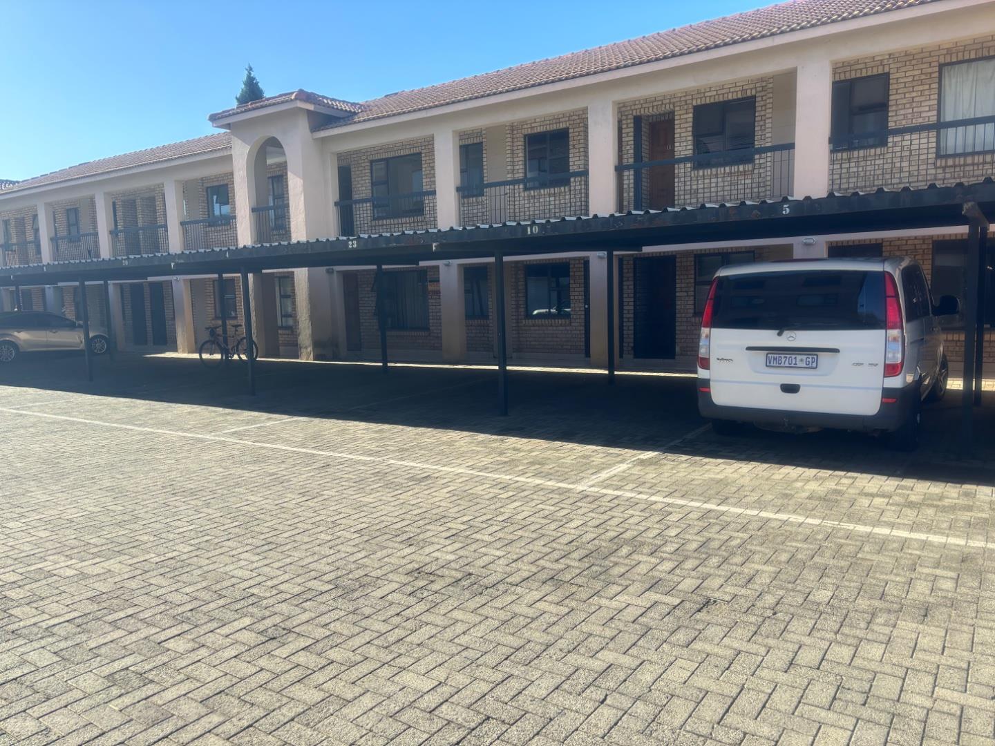 2 Bedroom Townhouse for sale in Hurlyvale P24114486598