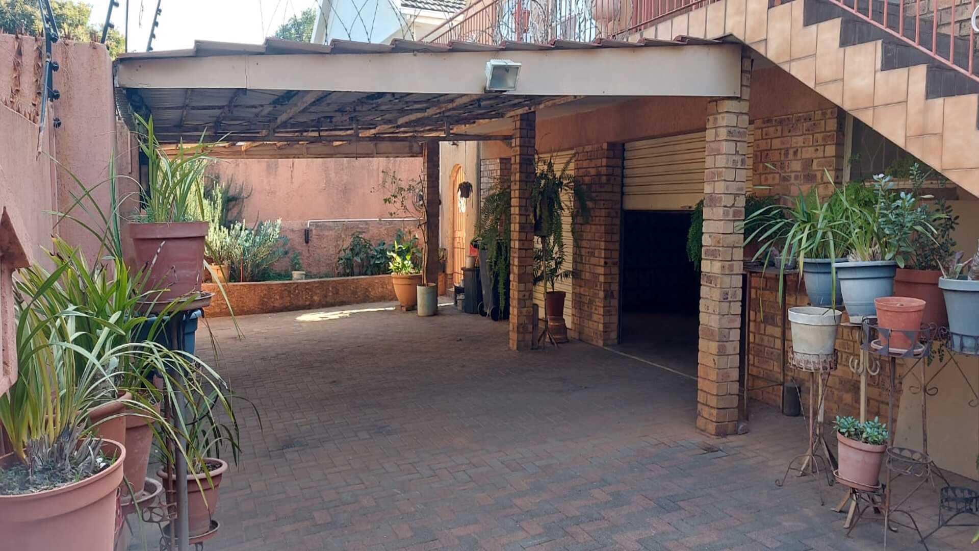 4 Bedroom House for sale in Bezuidenhout Valley P24114486791