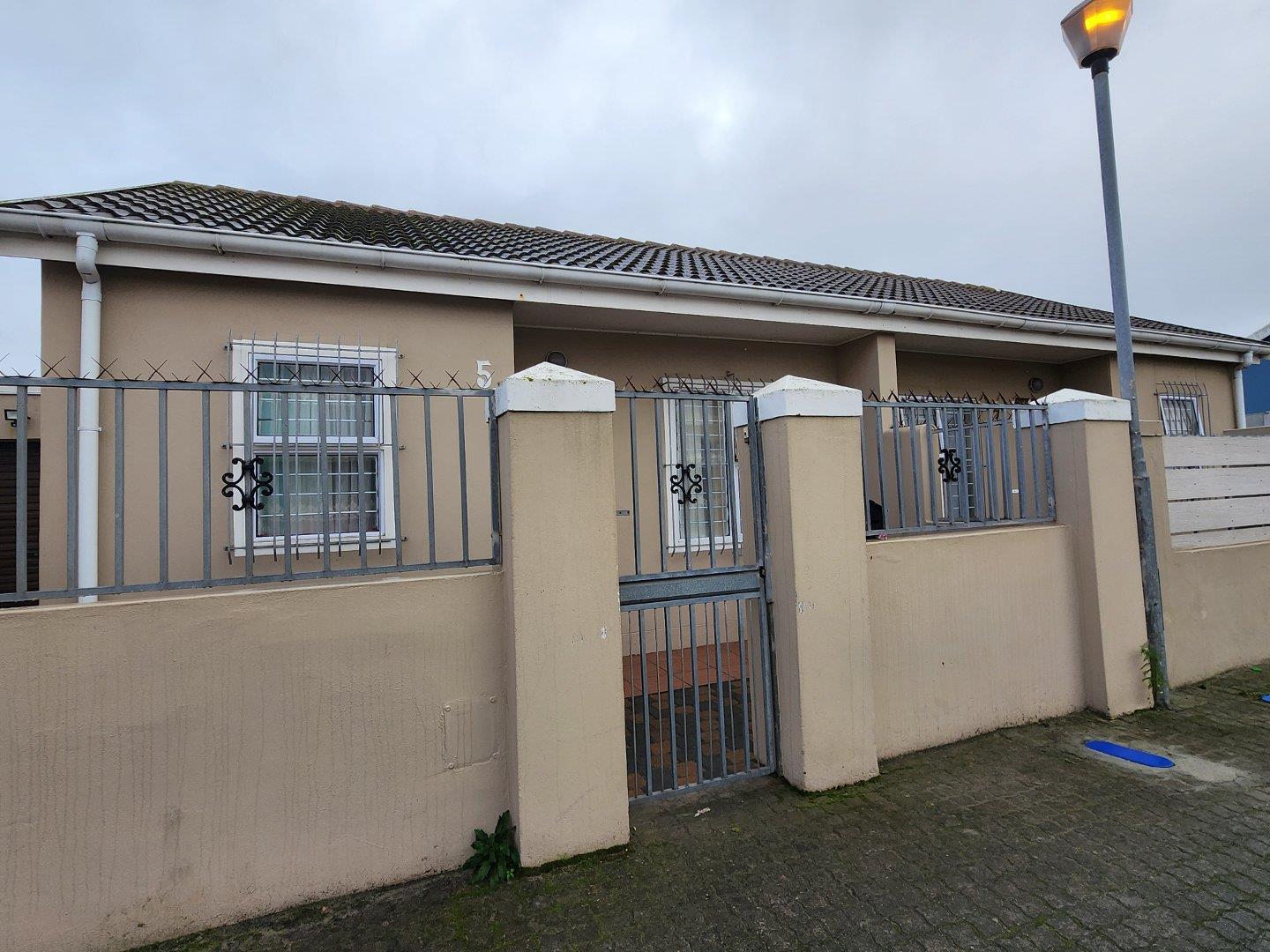 2 Bedroom House for sale in Pelican Park 5 Palmchat Crescent P24