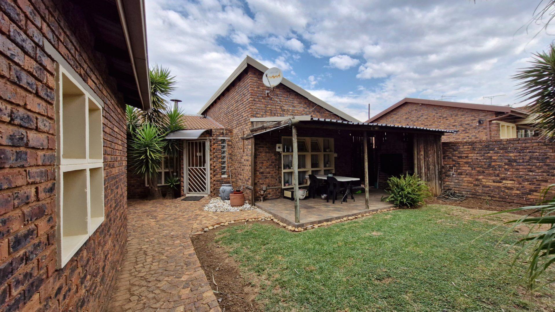 3 Bedroom Townhouse for sale in Kibler Park 3 Ss Sherwood Heights, 19