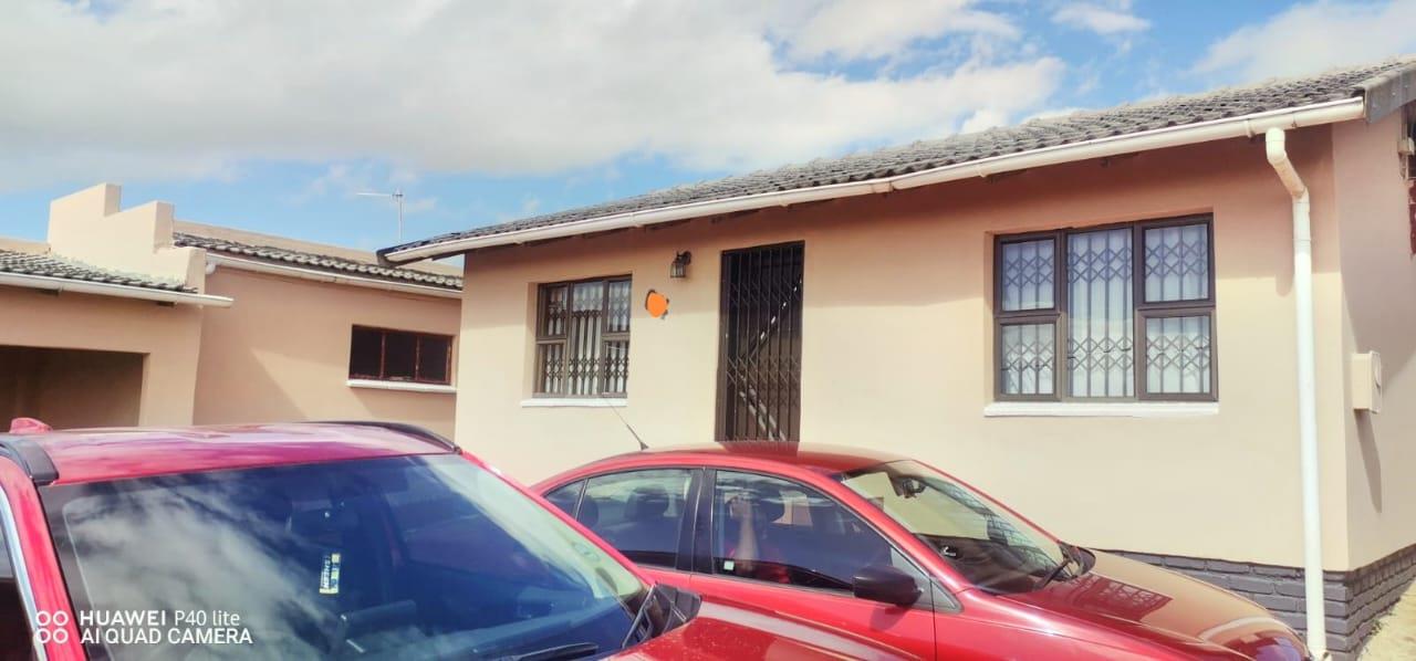 4 Bedroom House for sale in Phakamisa P24114489265