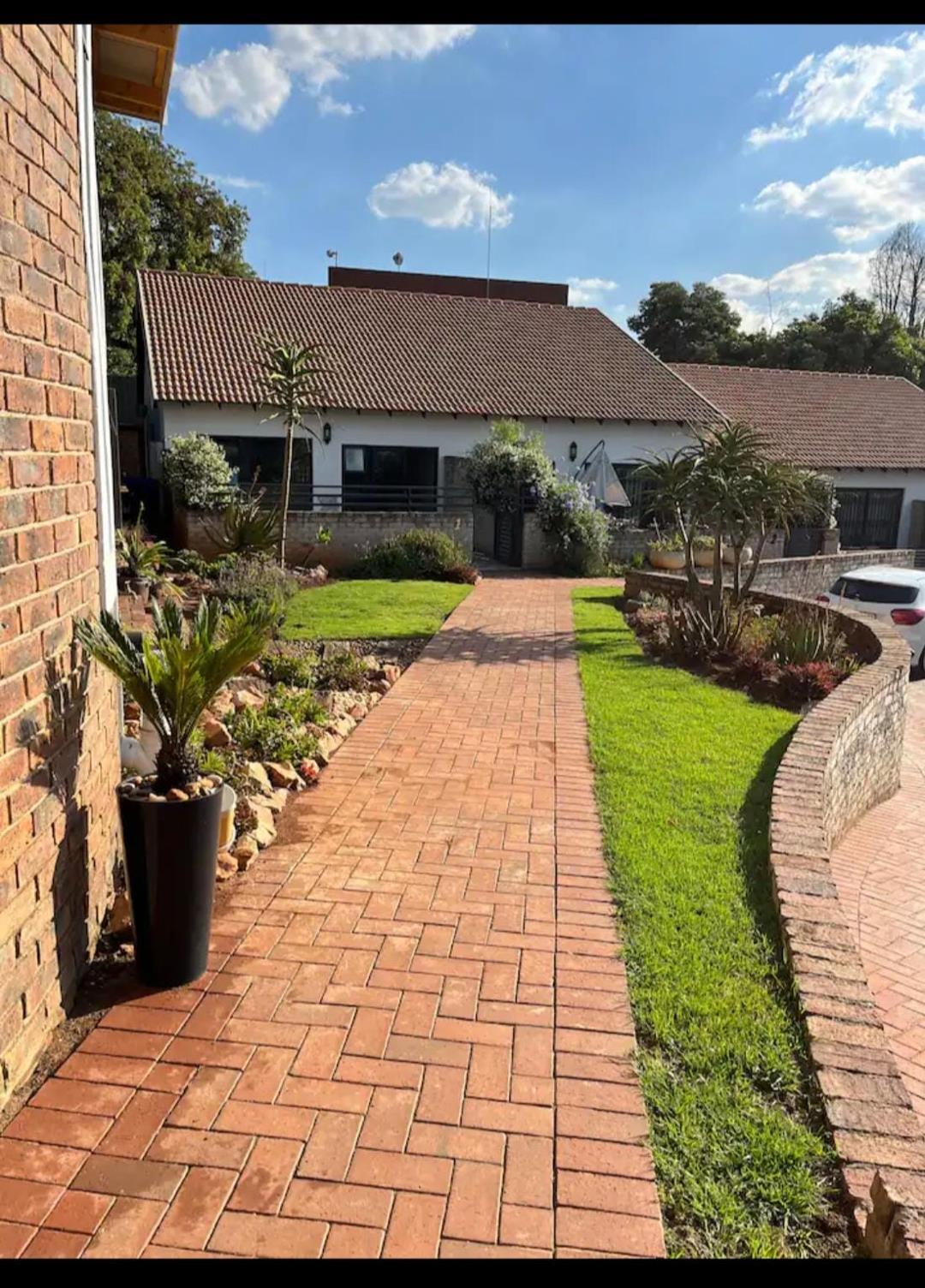 2 Bedroom Townhouse to rent in Bedfordview Van Buuren Road