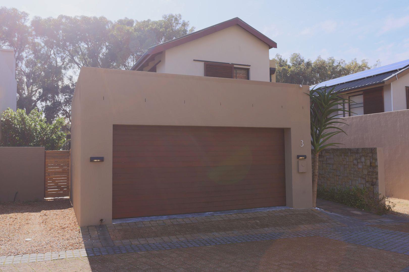 3 Bedroom House for sale in Stonehurst Mountain Estate P24114489679