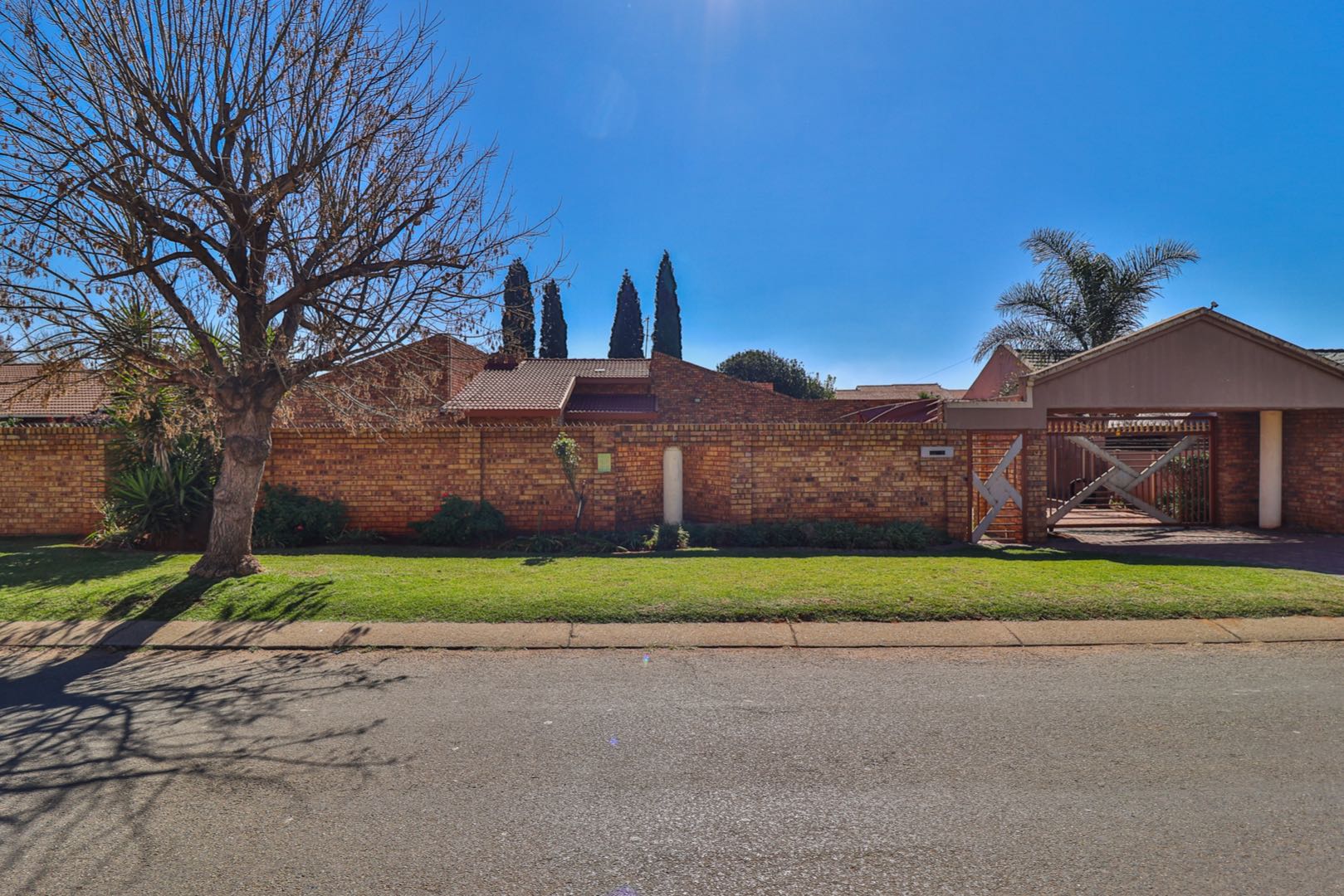 2 Bedroom House for sale in Bakerton P24114323180