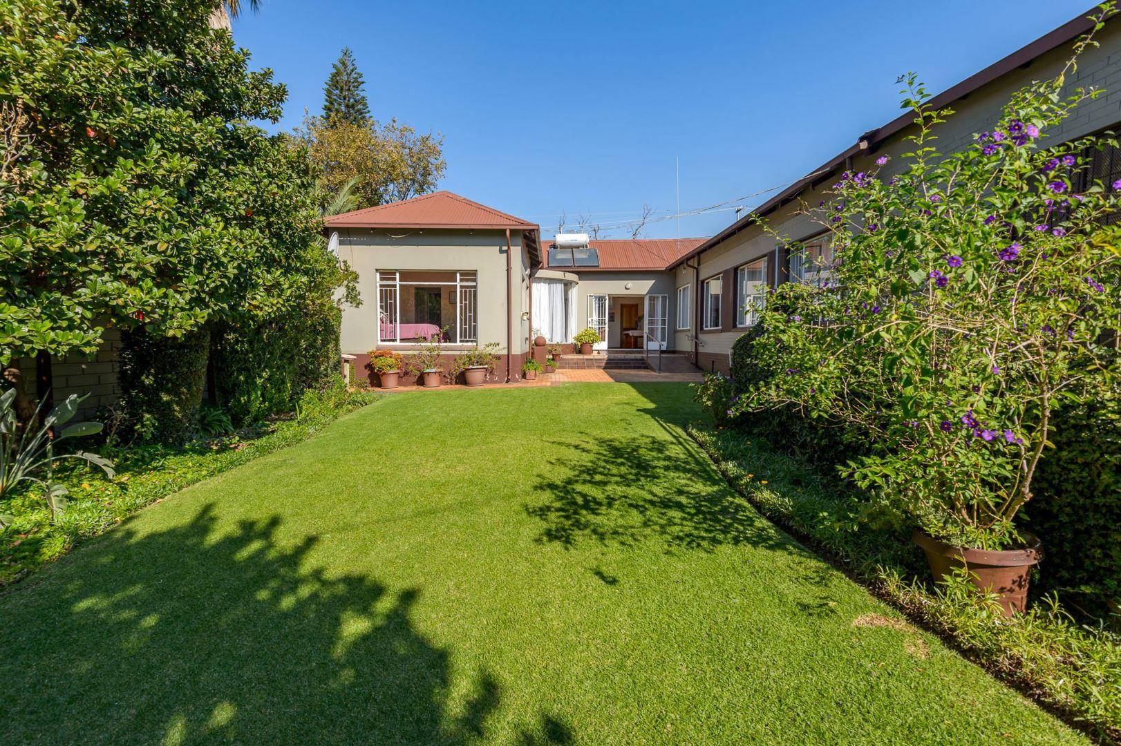 6 Bedroom House for sale in Highlands North P24114490938