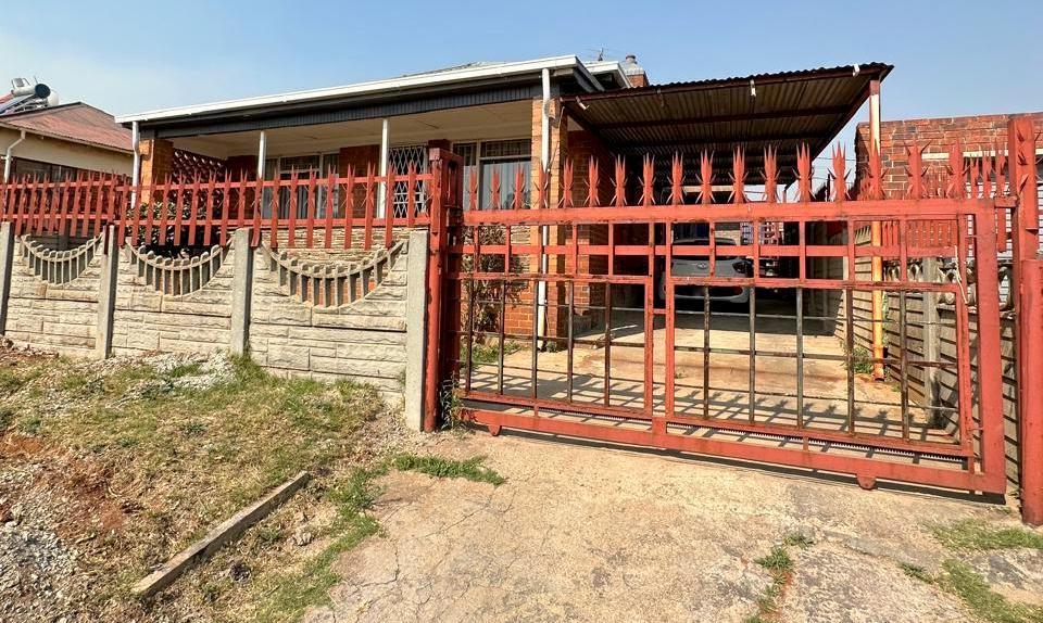 2 Bedroom House for sale in Coronationville P24114491180