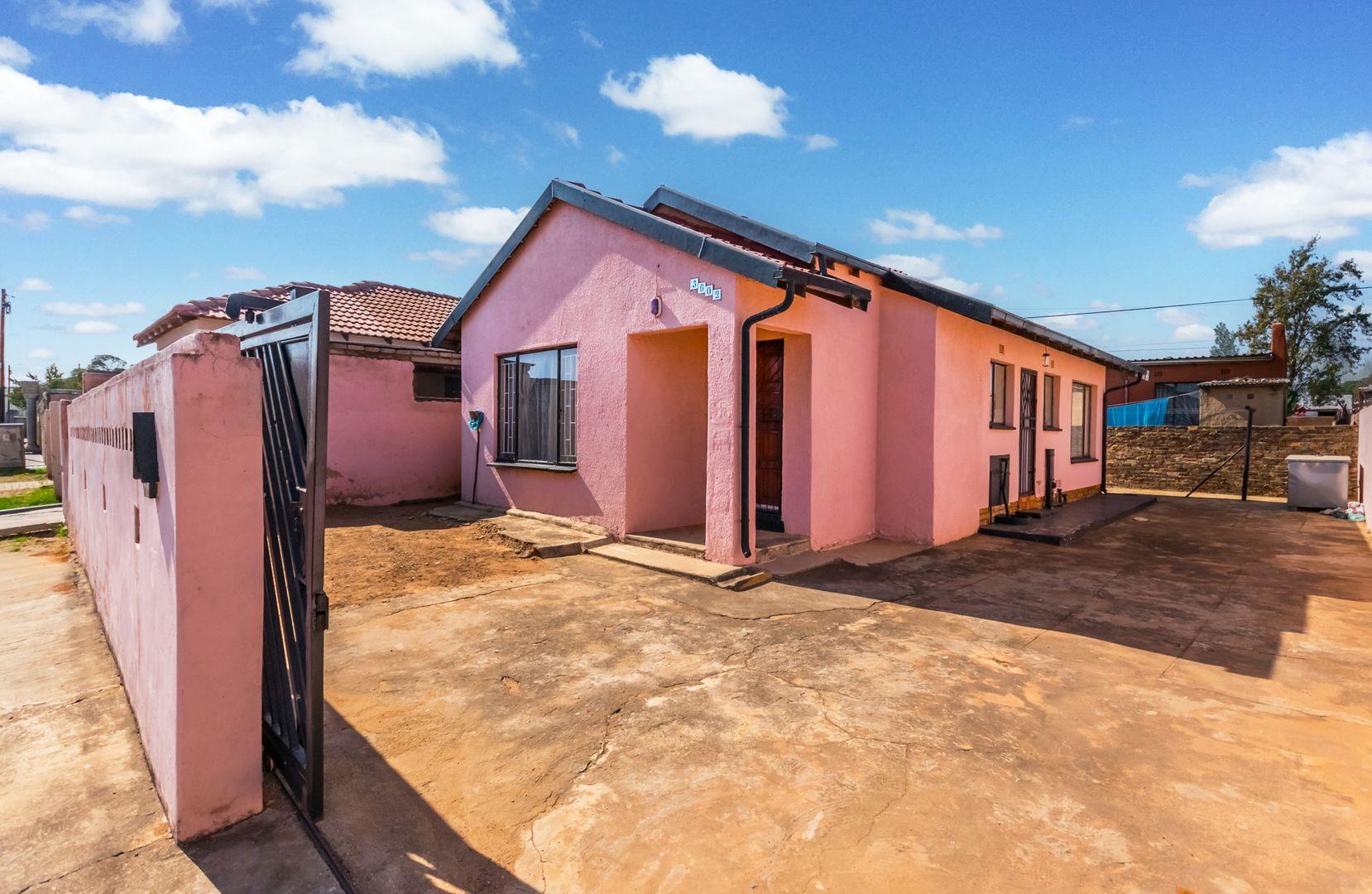 2 Bedroom House for sale in Mohlakeng 3602 Sechoaro Street P24