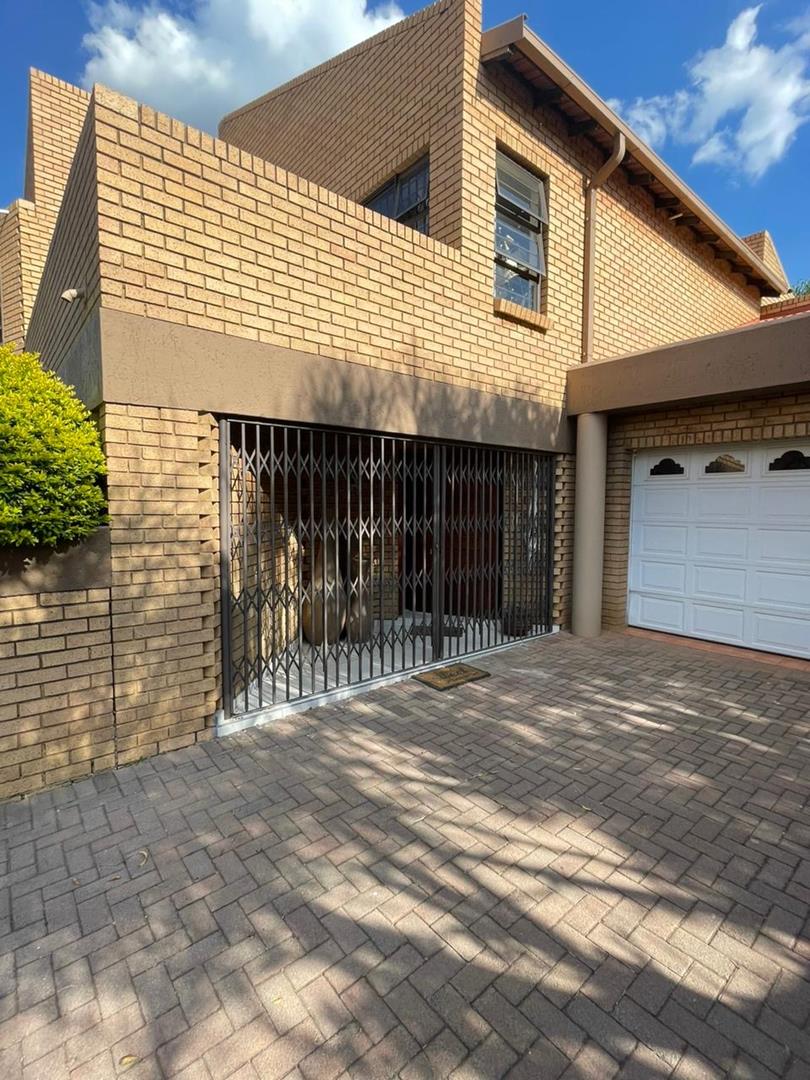 3 Bedroom Townhouse for sale in Bartlett P24114491742