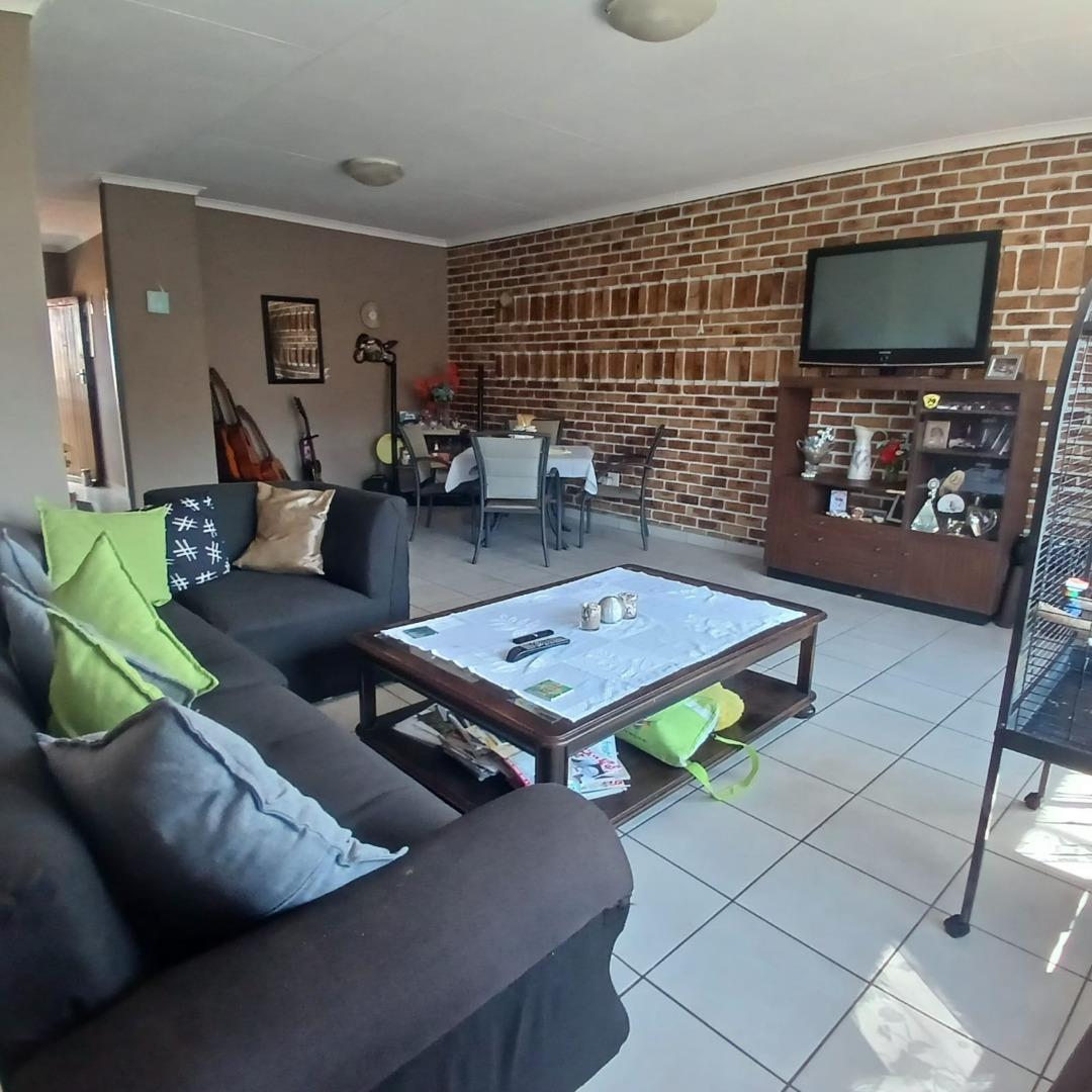 2 Bedroom Apartment / flat for sale in Albemarle Ext 1 25 Albemarle