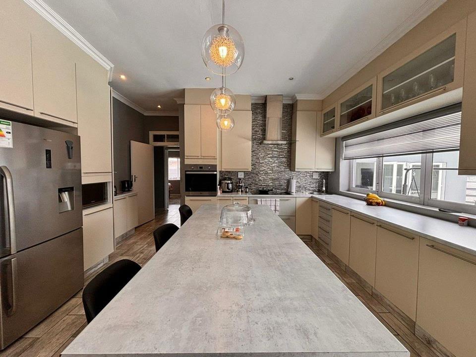 4 Bedroom House for sale in Florida North 8 Margaret Street P24