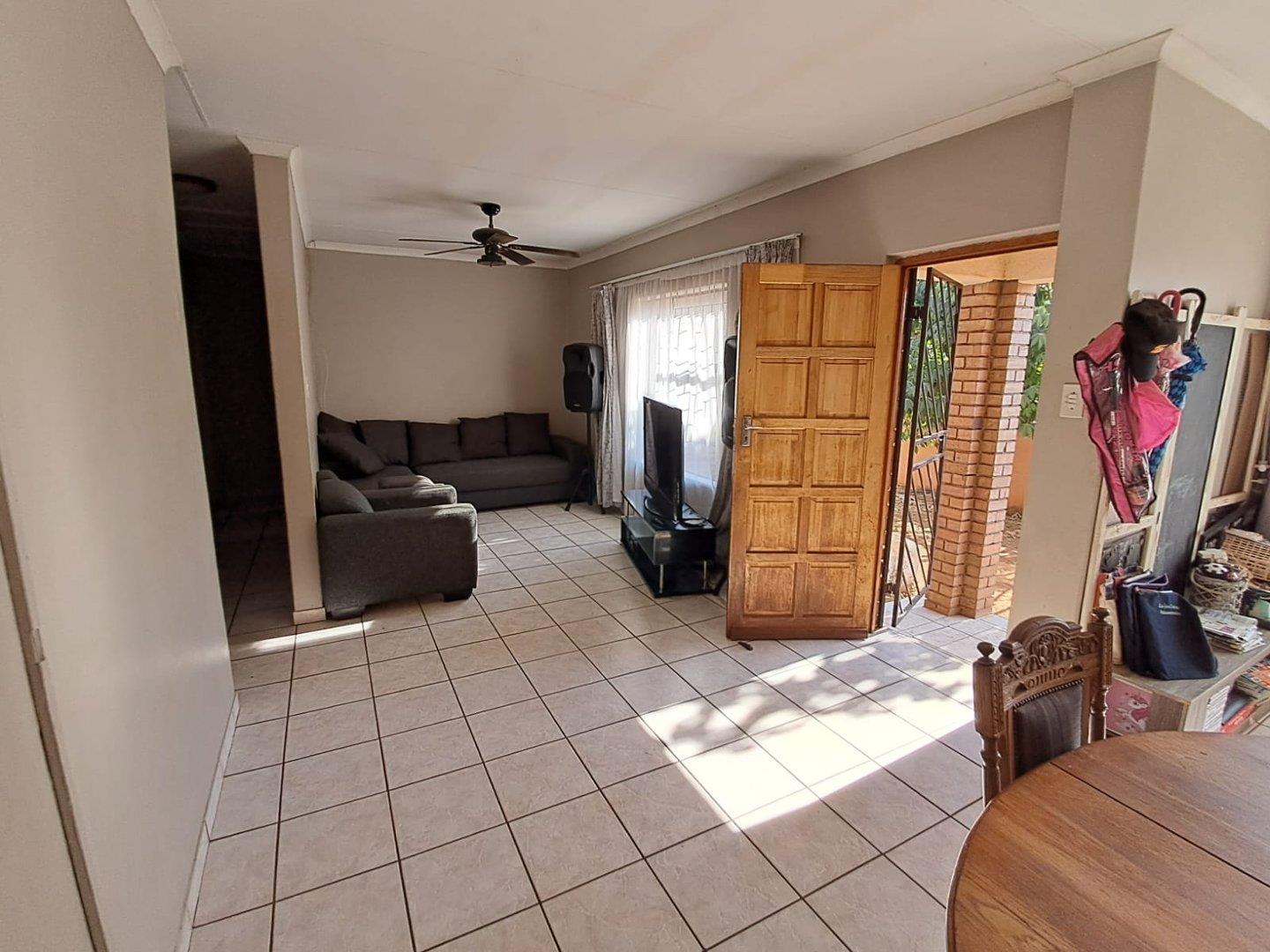 3 Bedroom House to rent in Hampton Court Hampton Court P24114496333