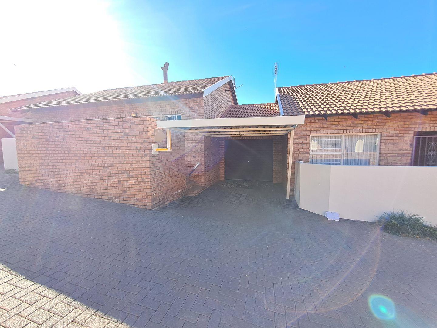 2 Bedroom Townhouse for sale in Middelburg Central P24114496513
