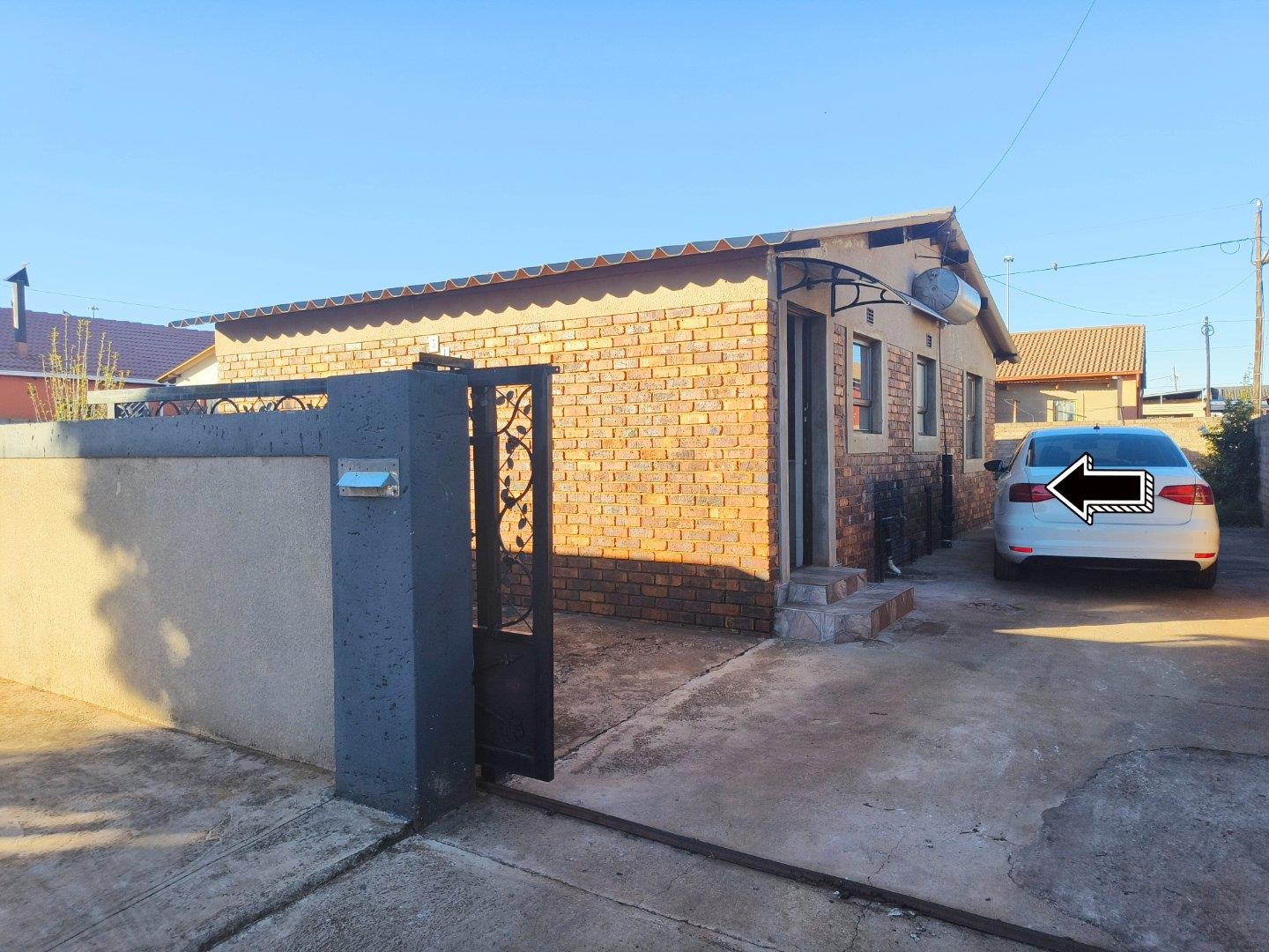 2 Bedroom House for sale in Mohlakeng P24114499177