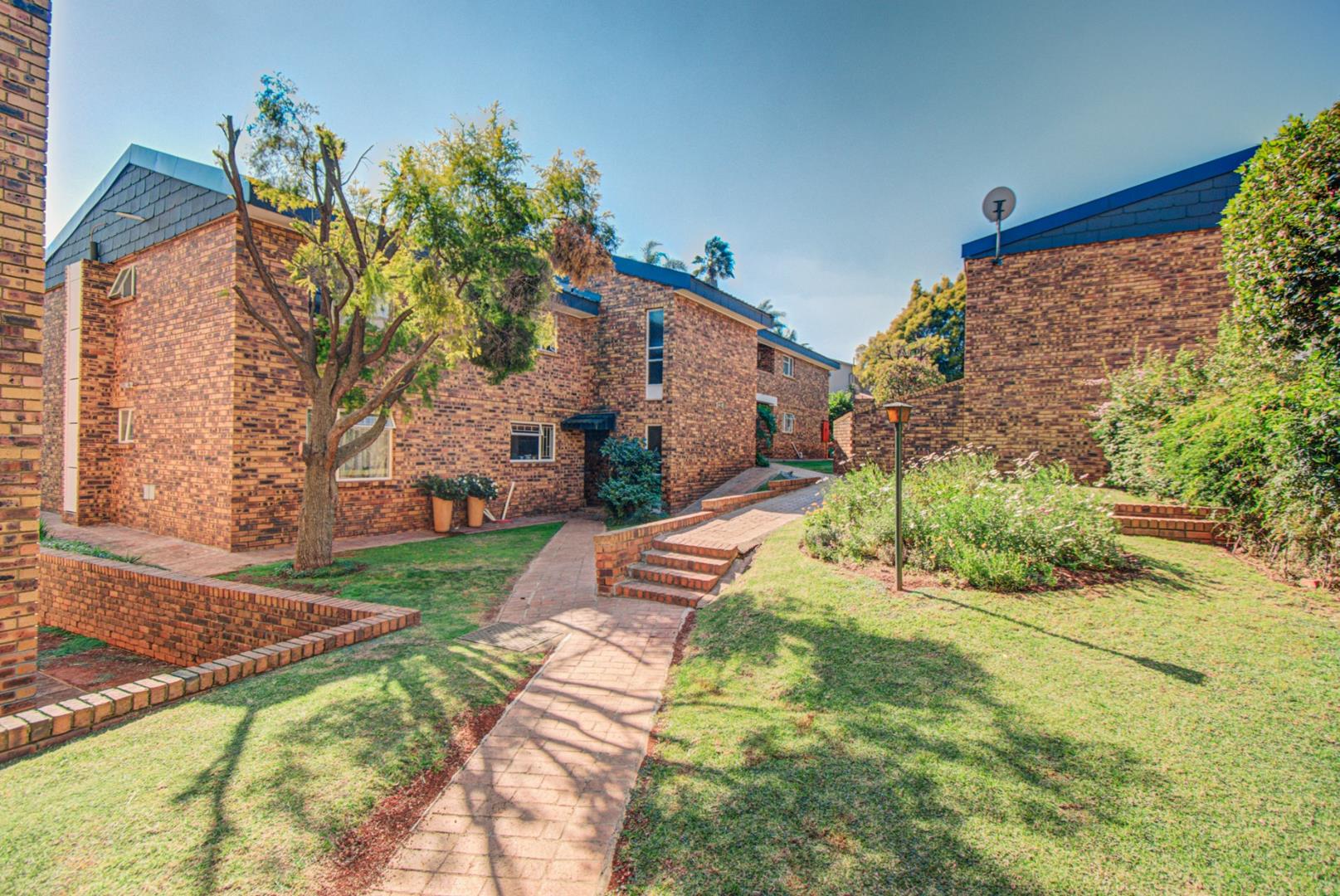 2 Bedroom Townhouse for sale in Eastleigh P24114474994