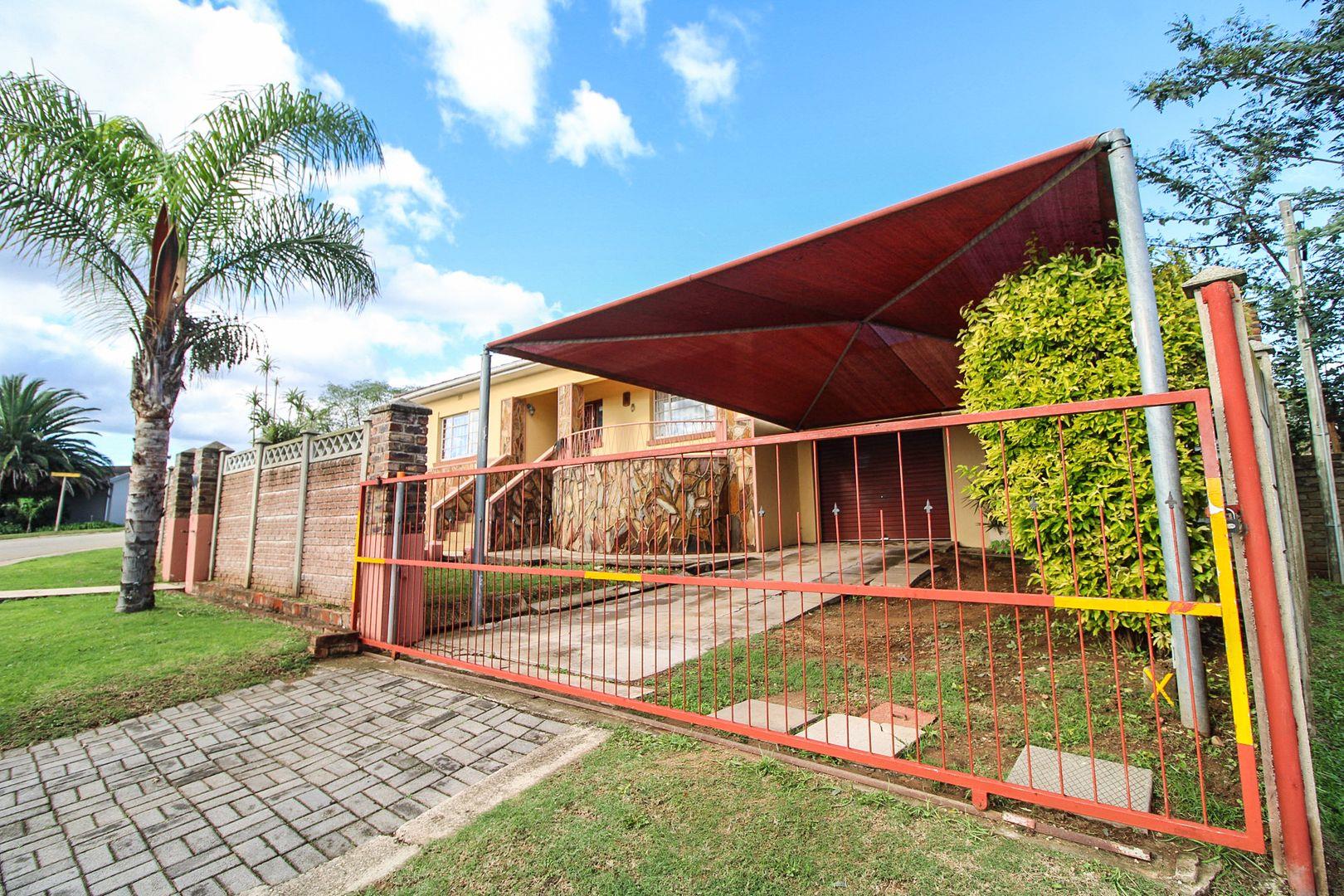 4 Bedroom House for sale in Van Riebeeck Hoogte P24114501760