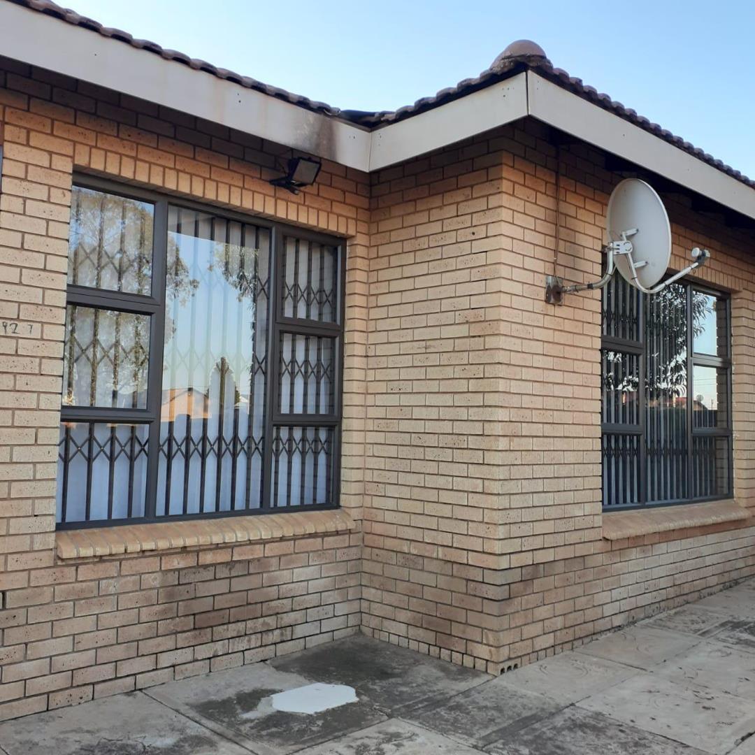 4 Bedroom House for sale in Stretford P24114503925