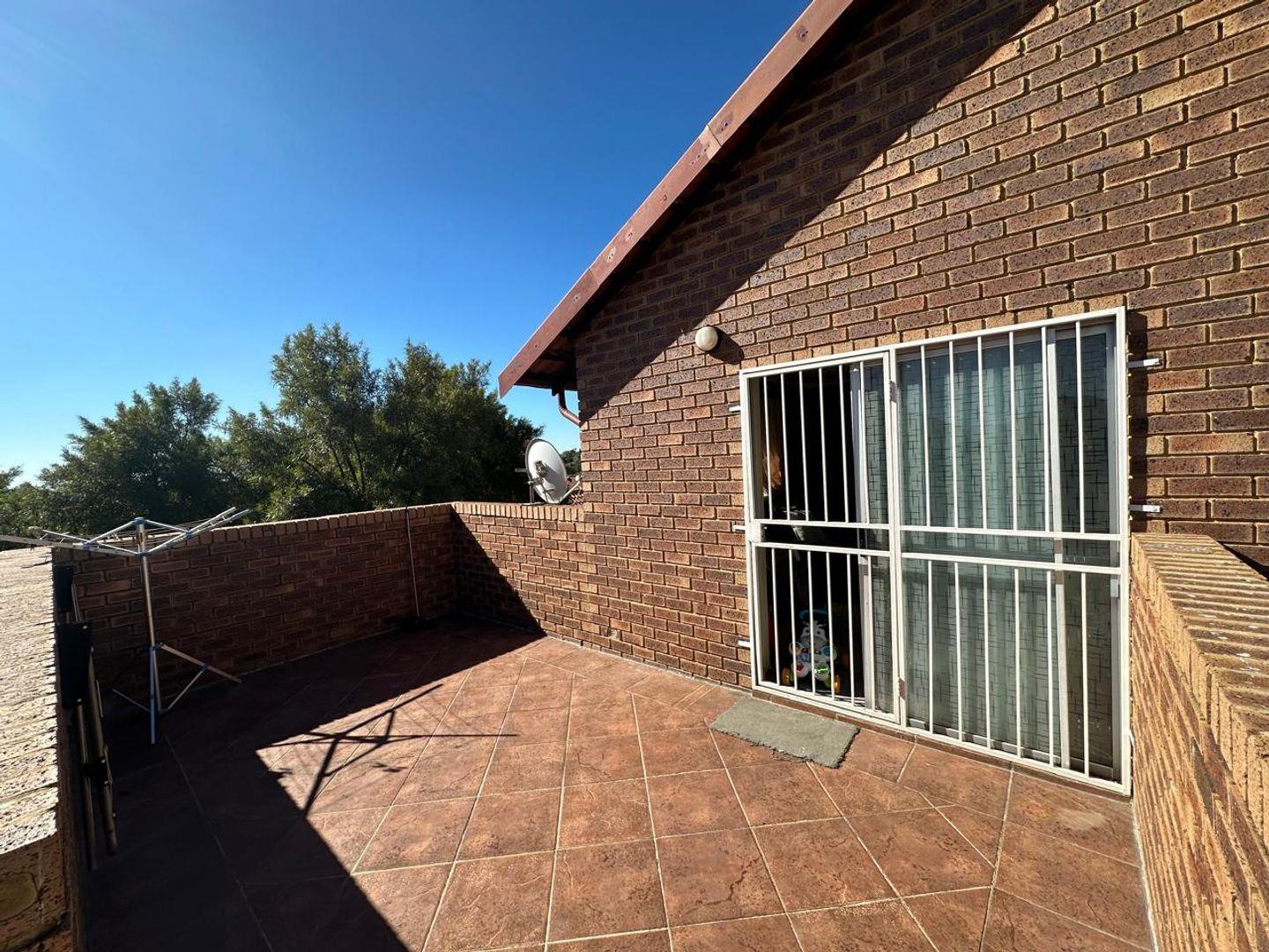 3 Bedroom Apartment / flat for sale in The Reeds P24114504993