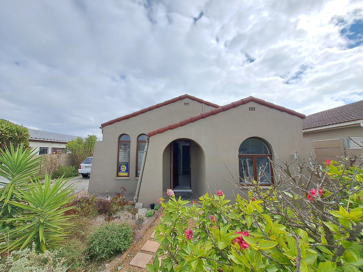 4 Bedroom House for sale in Grassy Park P24114507594