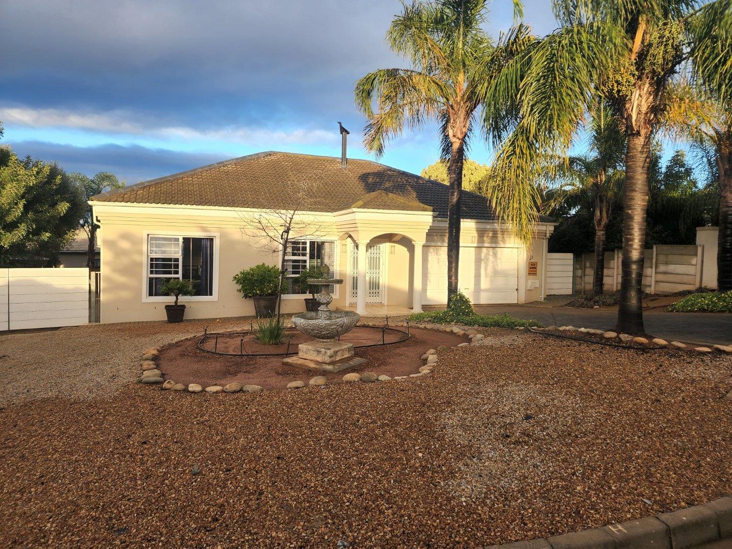 4 Bedroom House for sale in Tafelzicht 7263 Lipizzaner Street P24