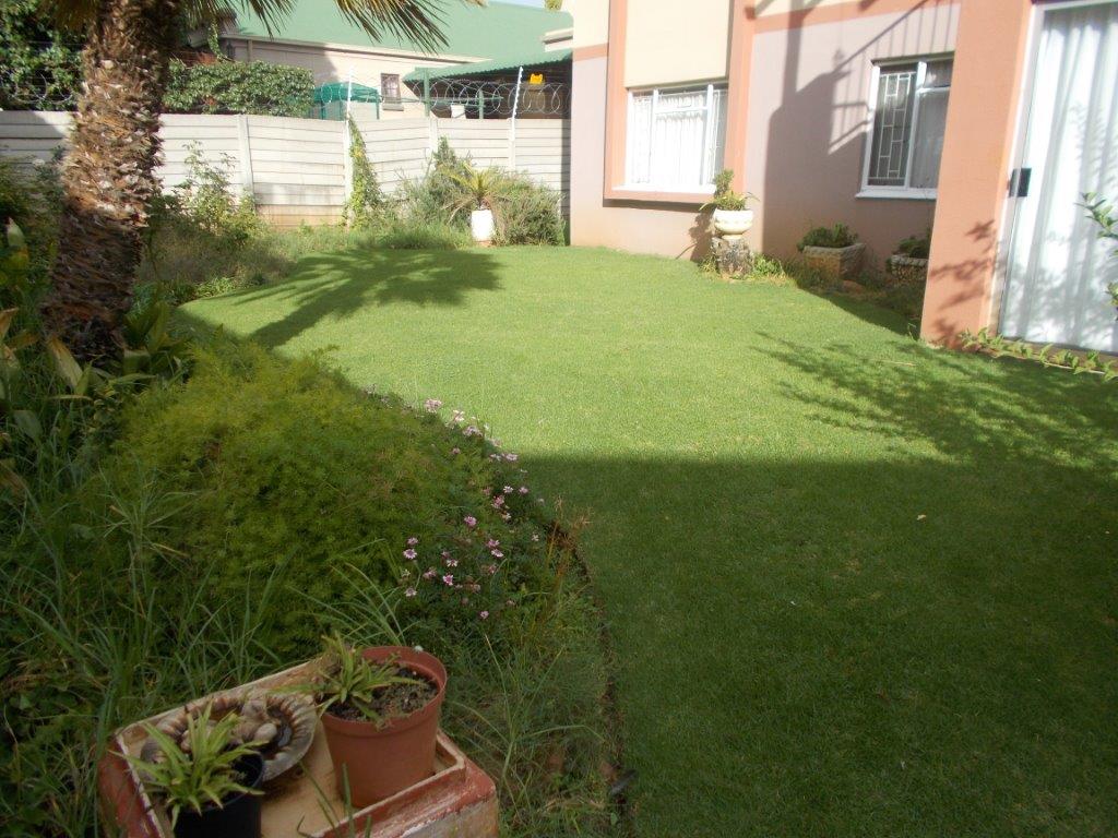 2 Bedroom Apartment / flat to rent in Van Der Hoff Park P24114509441