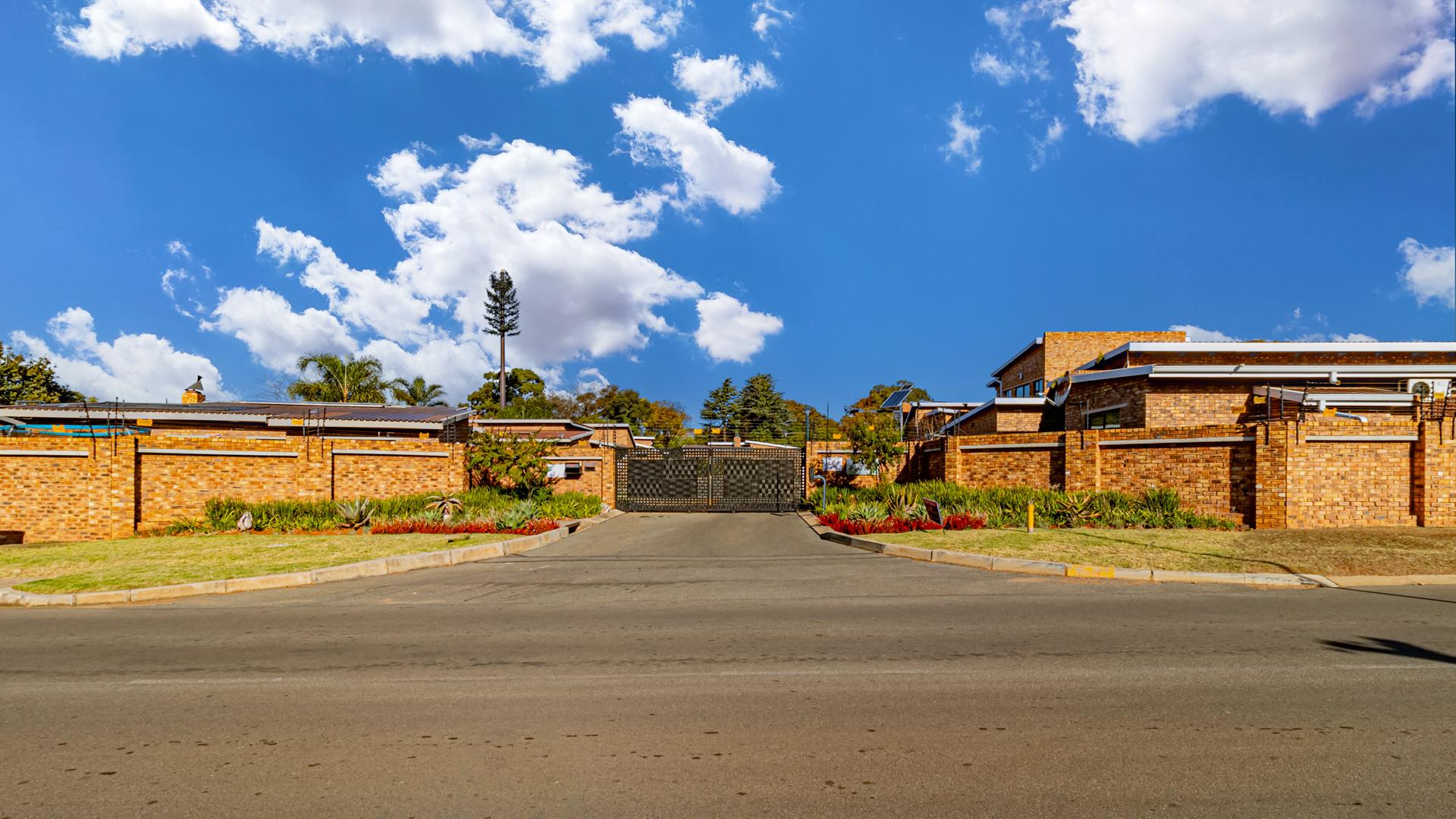 3 Bedroom Townhouse for sale in Pomona AH 1803 3rd Road P24114510008