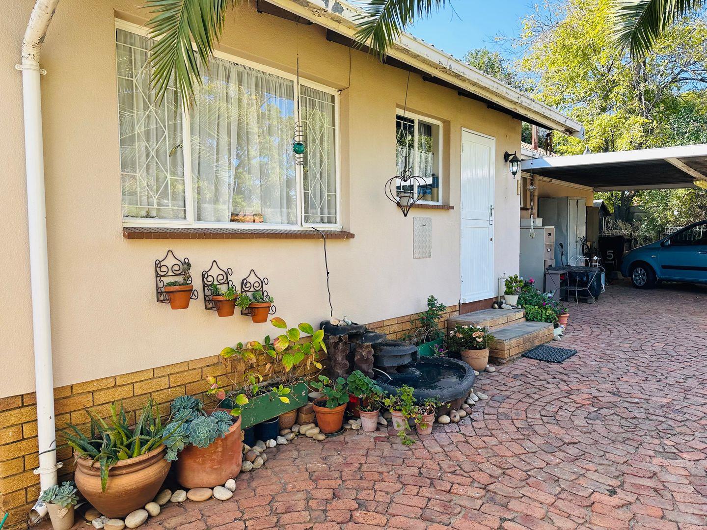 3 Bedroom House for sale in Birch Acres P24114510104