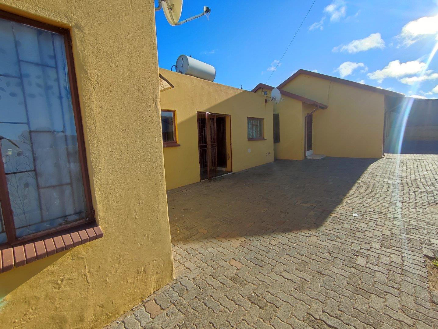 3 Bedroom House for sale in Mohlakeng P24114511125