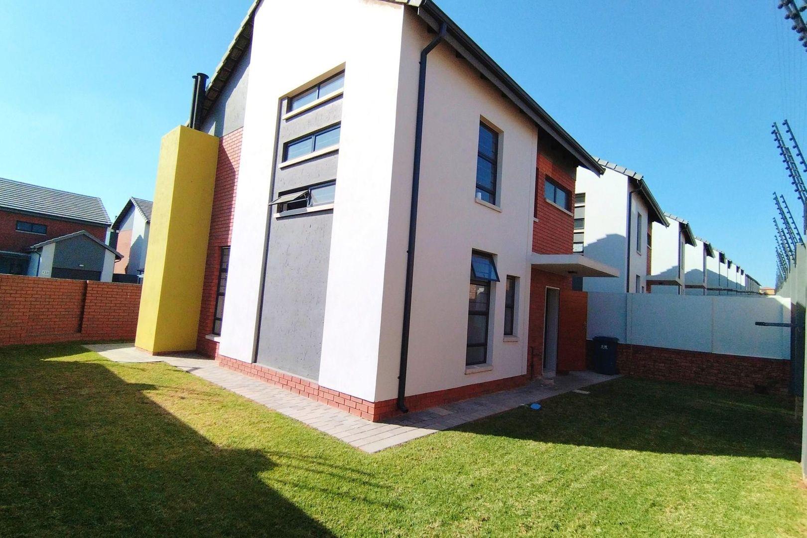 3 Bedroom Townhouse to rent in Amberfield P24114512695