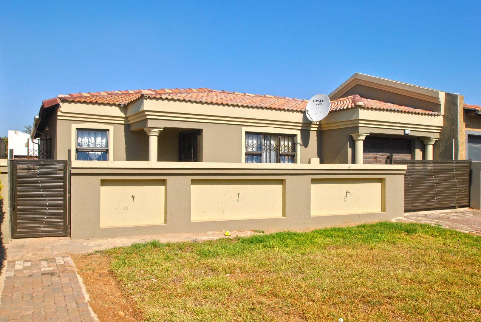 3 Bedroom House for sale in Roodekop P24114512867