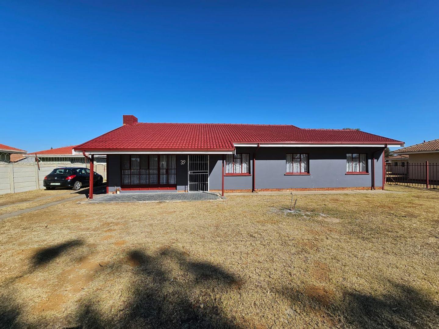 3 Bedroom House for sale in Lakeview P24114513926