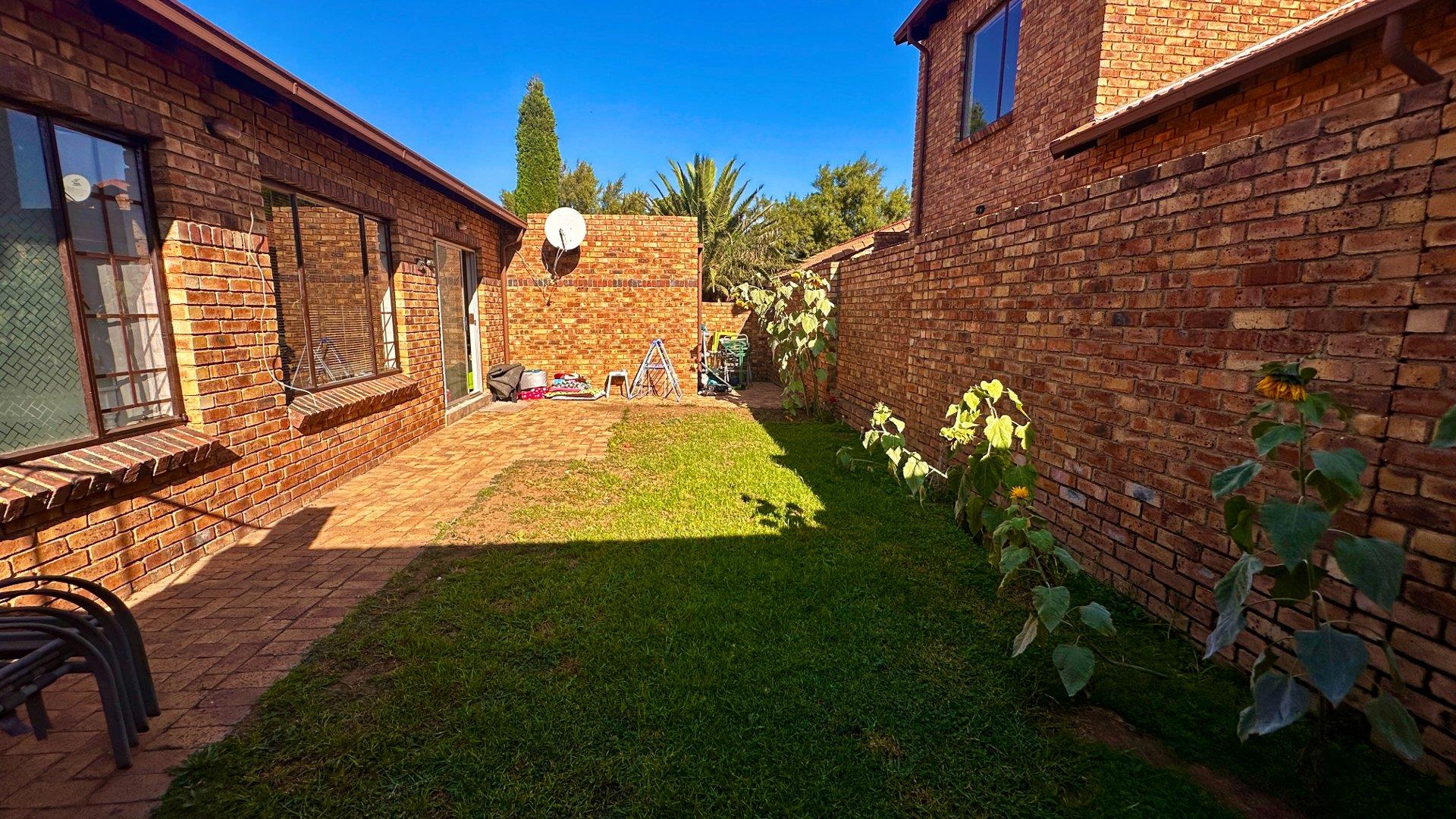 2 Bedroom Townhouse for sale in Halfway Gardens P24114514956