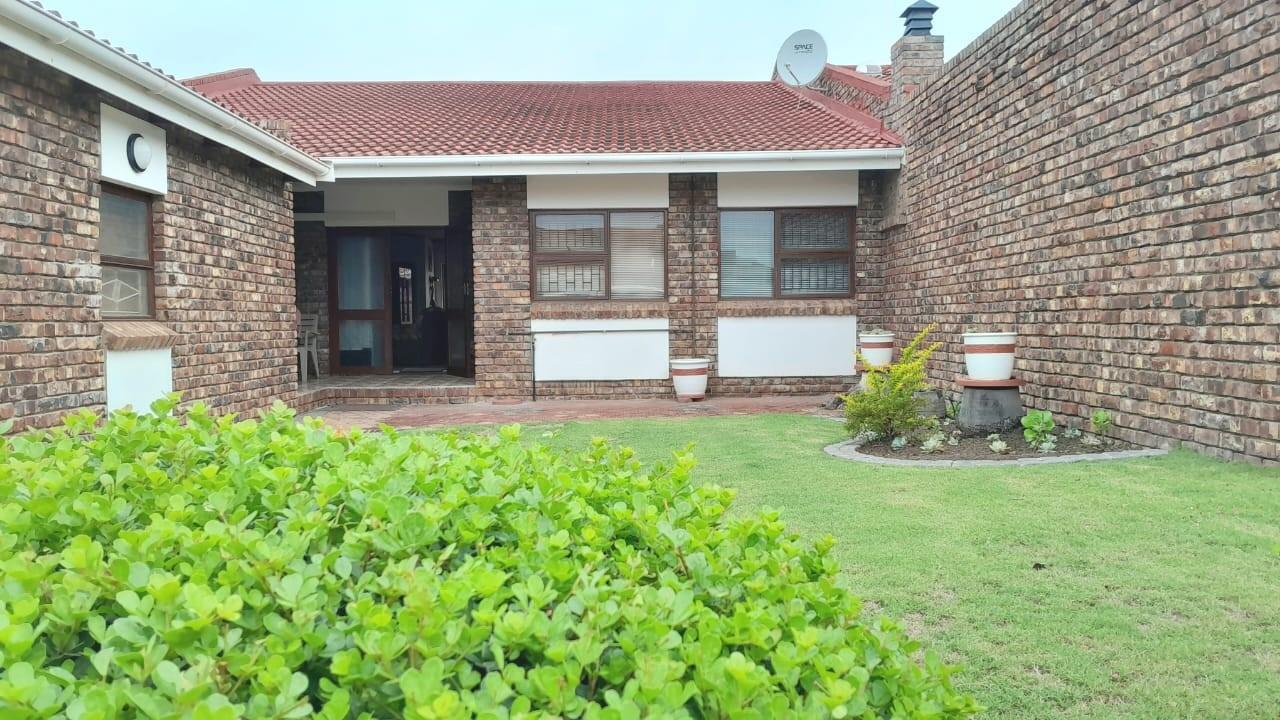 3 Bedroom House for sale in Hartenbos Central 136 Deoville Park P24