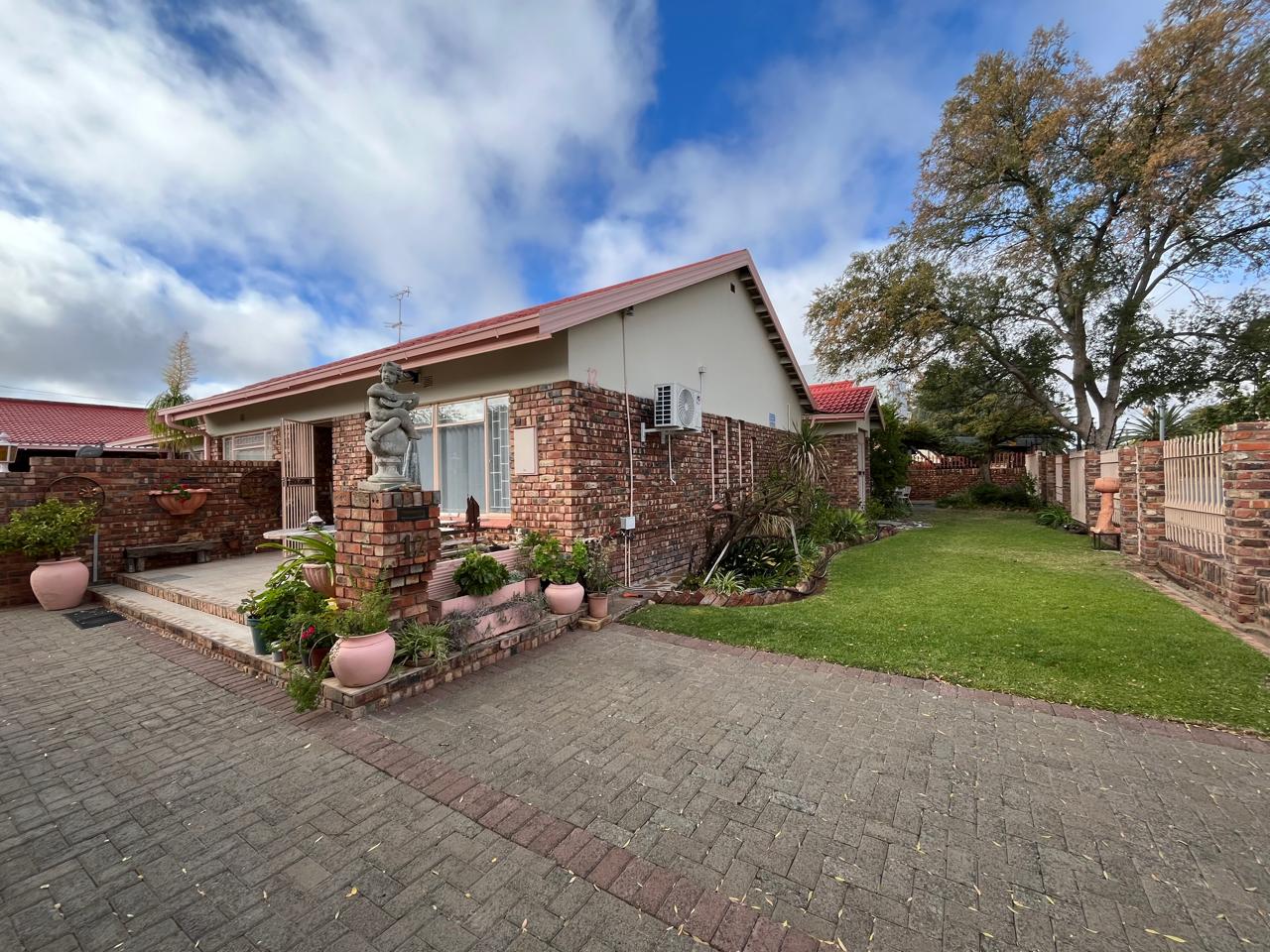 4 Bedroom House for sale in Carters Glen P24114516528