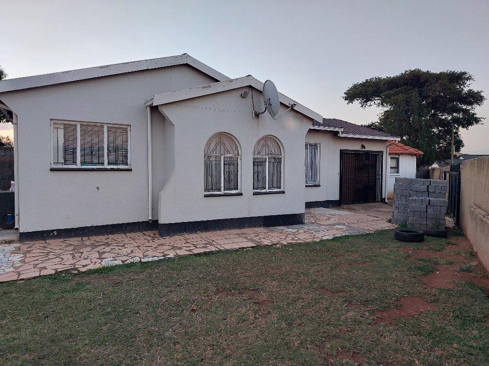 3 Bedroom House for sale in Tokoza Ext 2 P24114516619