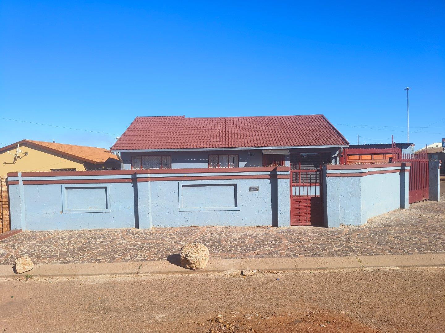 2 Bedroom House for sale in Mohlakeng P24114517126