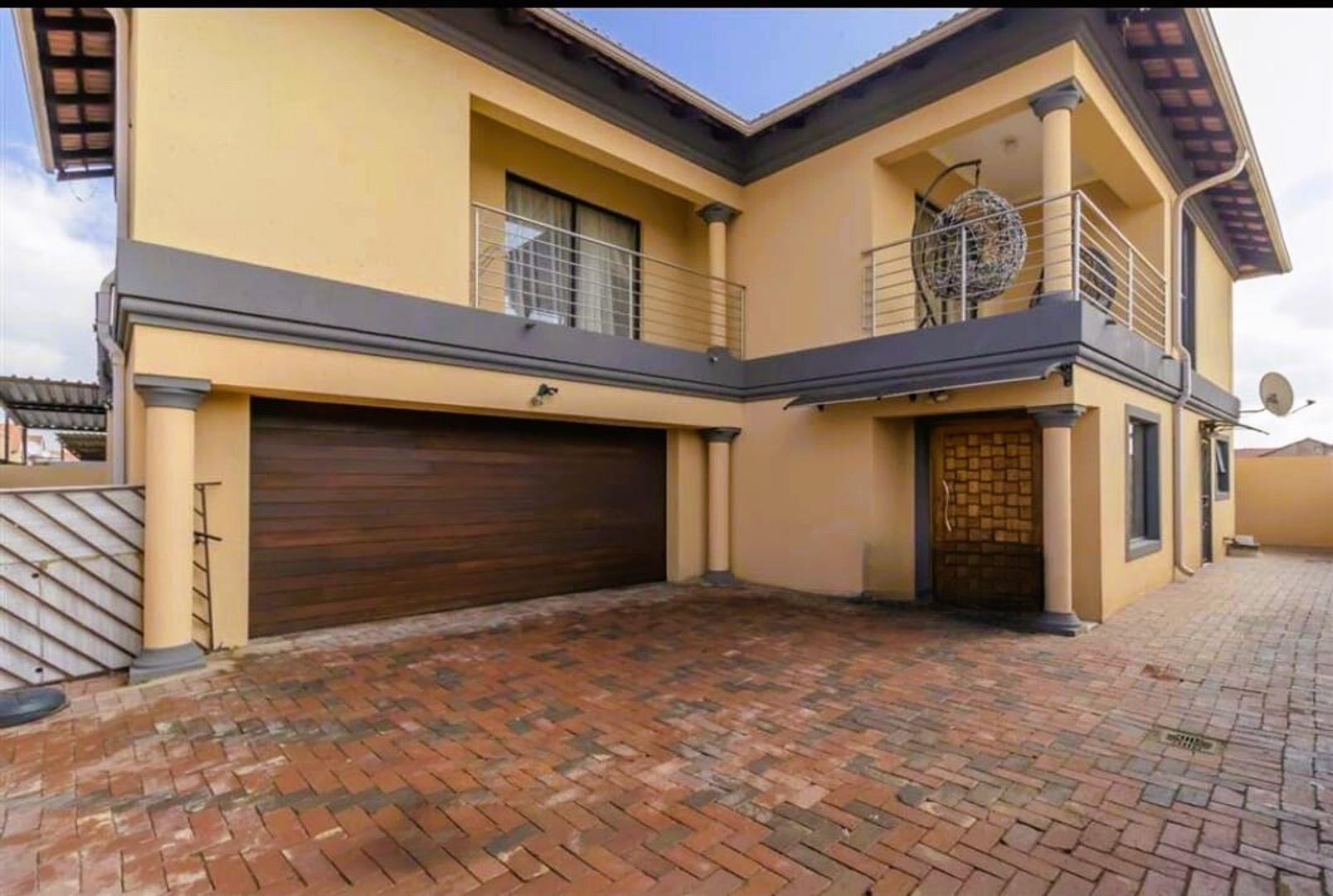 4 Bedroom House for sale in Sharon Park P24114519032