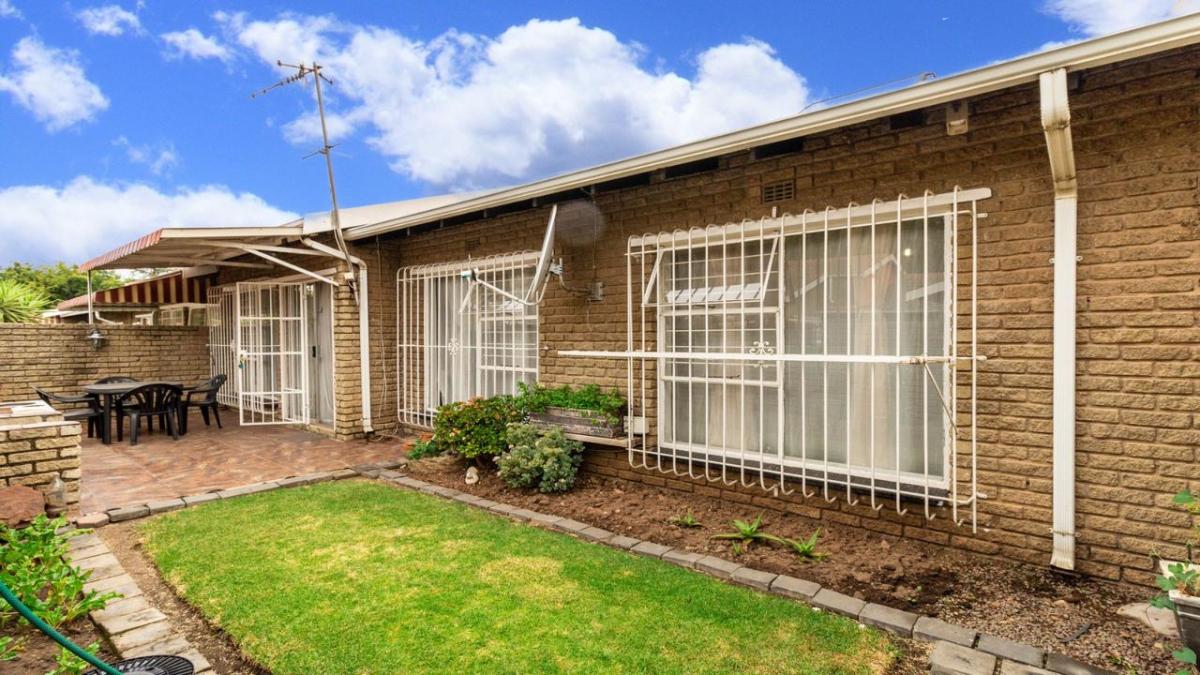 Florida, Roodepoort Property Townhouses to rent in Florida, Roodepoort