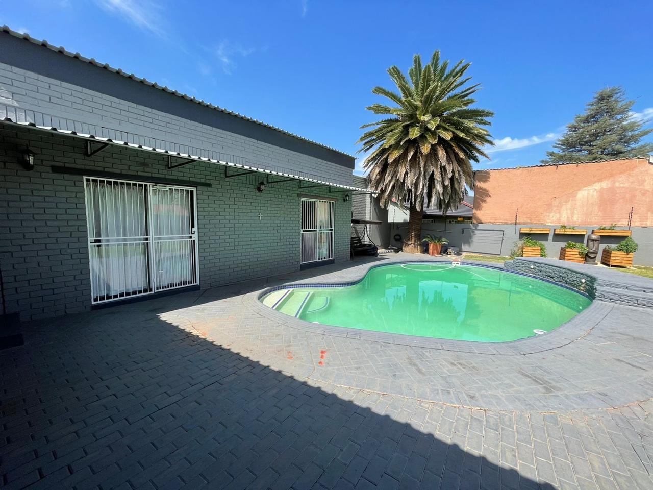 4 Bedroom House for sale in Brackendowns P24114583163