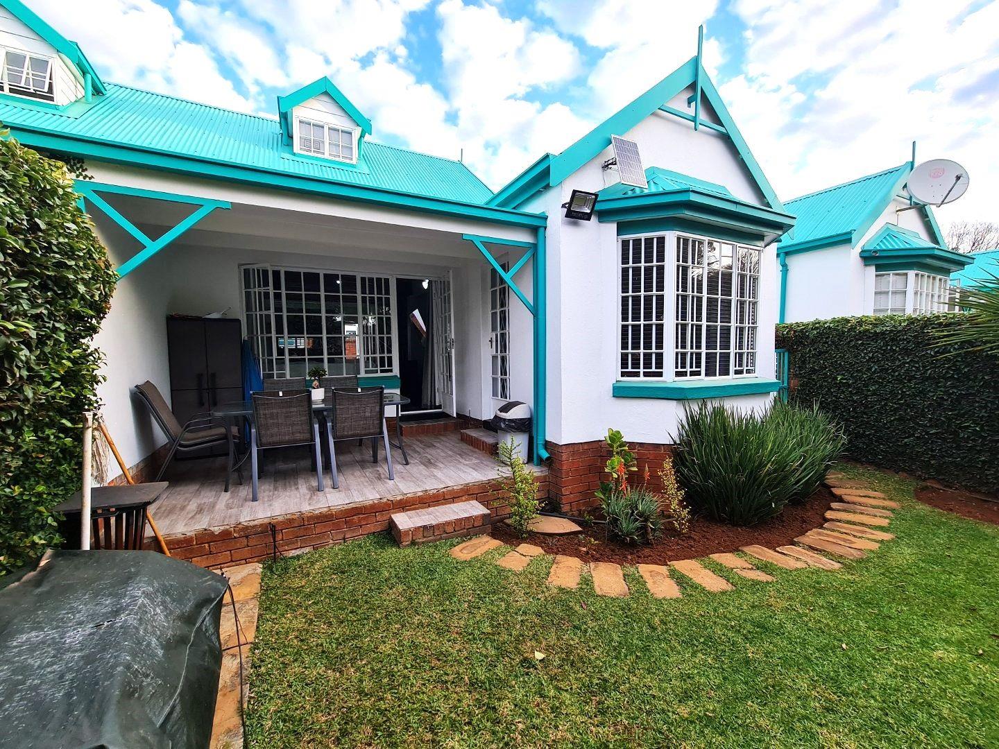 2 Bedroom Townhouse for sale in Faerie Glen P24114520877