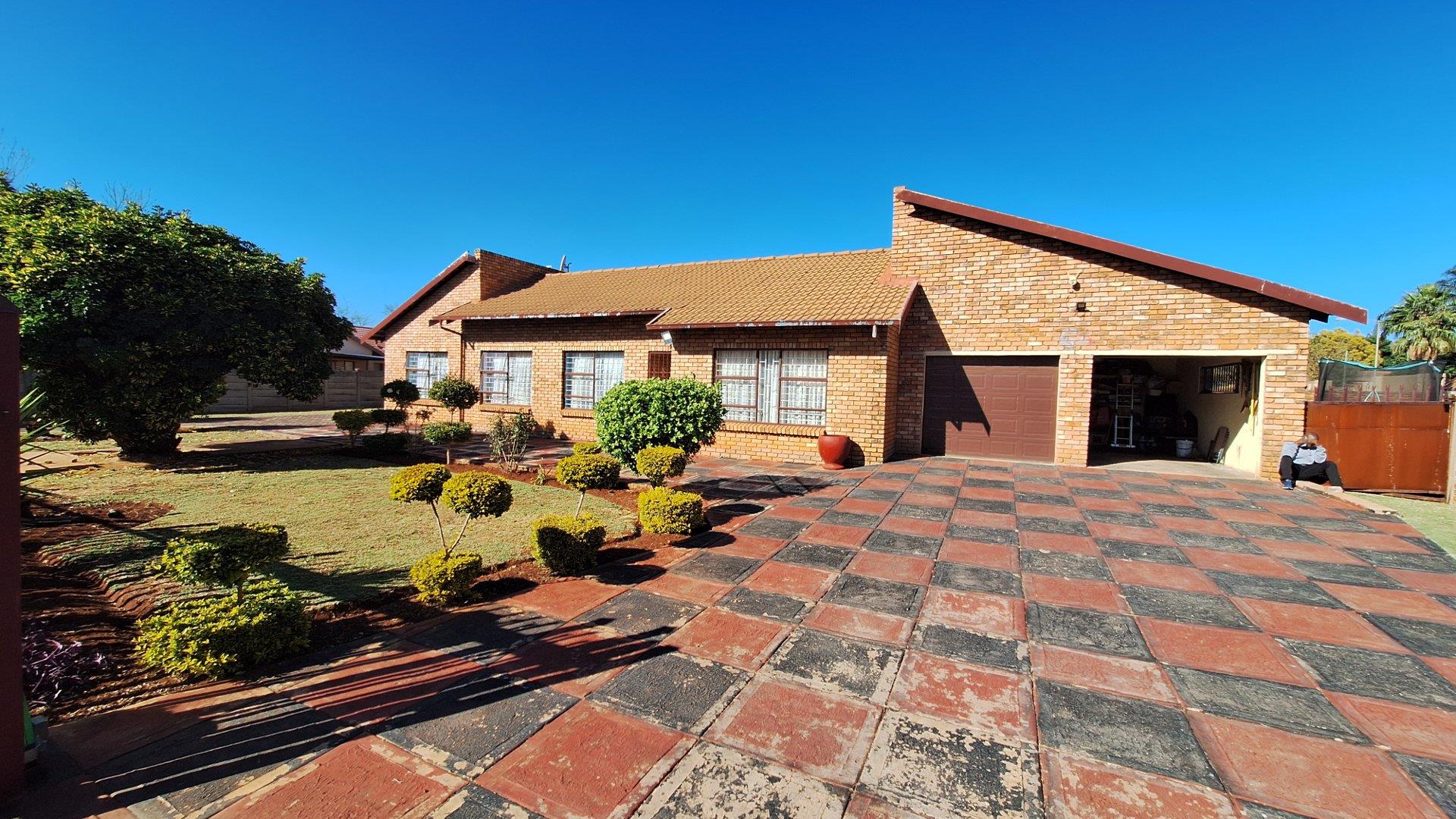 5 Bedroom House for sale in The Orchards 64 Kirkness Street P24