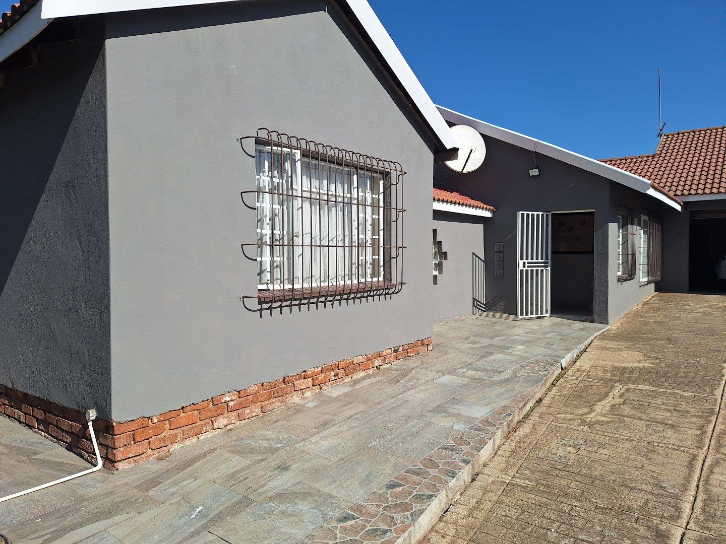 3 Bedroom House for sale in Van Dyk Park P24114521532