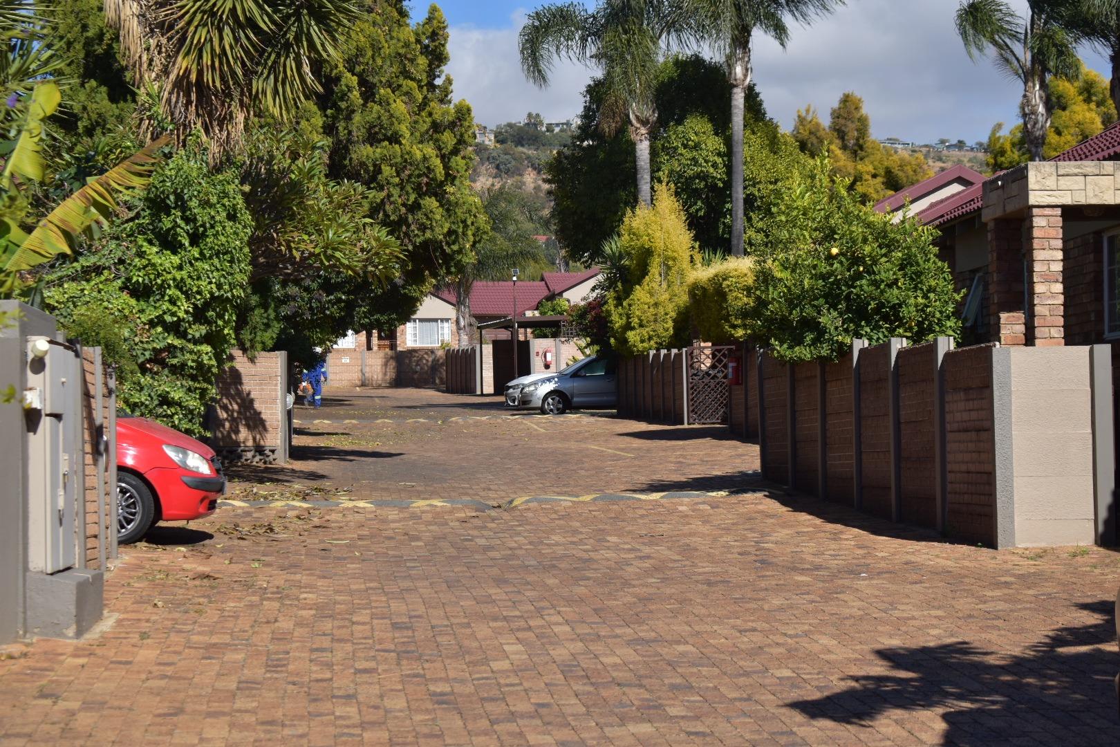 2 Bedroom Townhouse for sale in Allen's Nek 32 Diamond Acres, 935