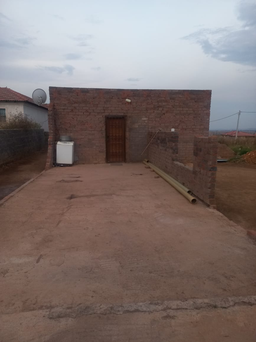 2 Bedroom House for sale in Mohlakeng P24114523910